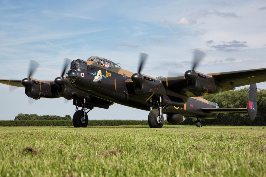 ¡GANA! JUST JANE LANCASTER ¡VIAJE EN TAXI VIP + INVITADO!