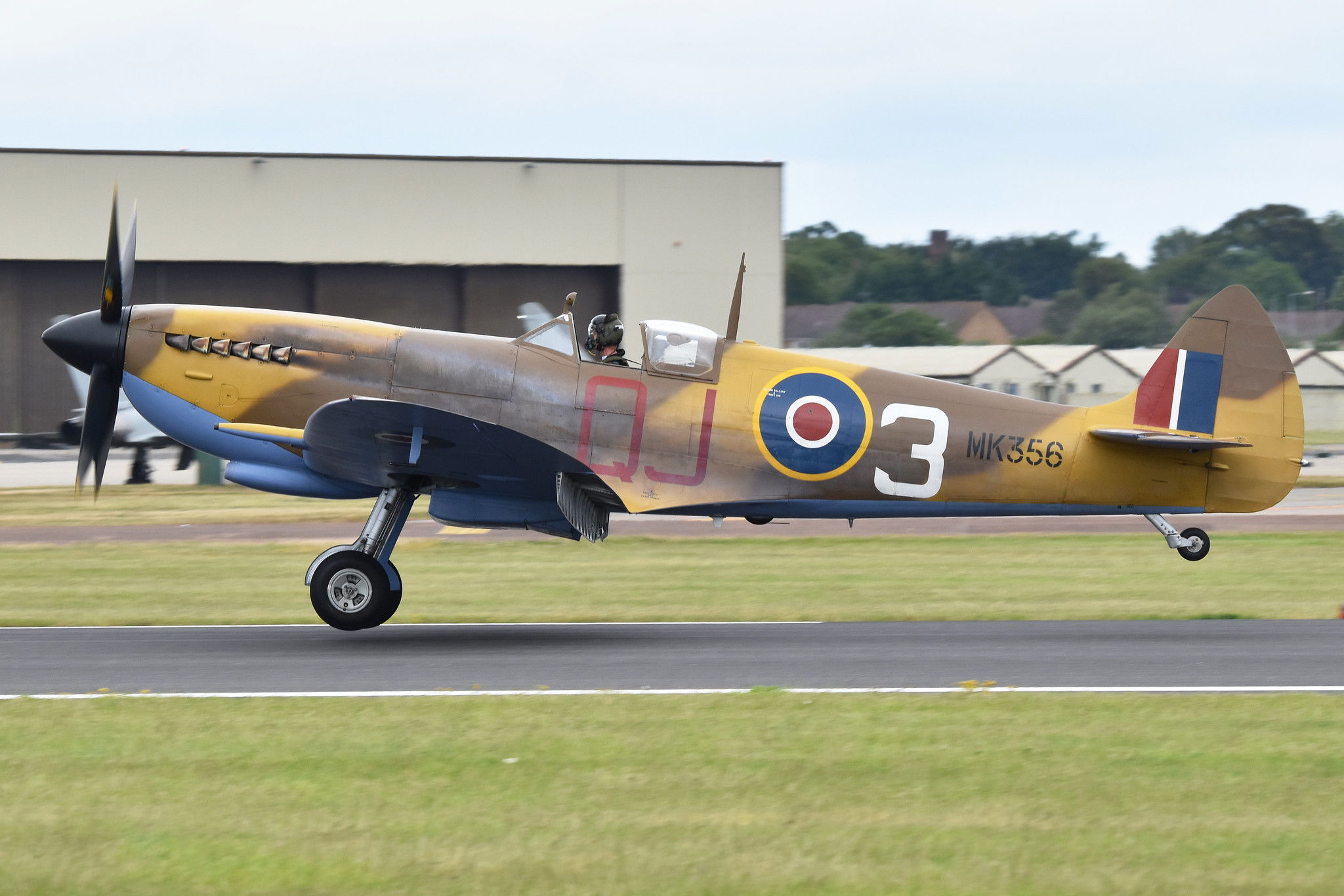 BBMF Spitfire se sale de la pista durante el aterrizaje