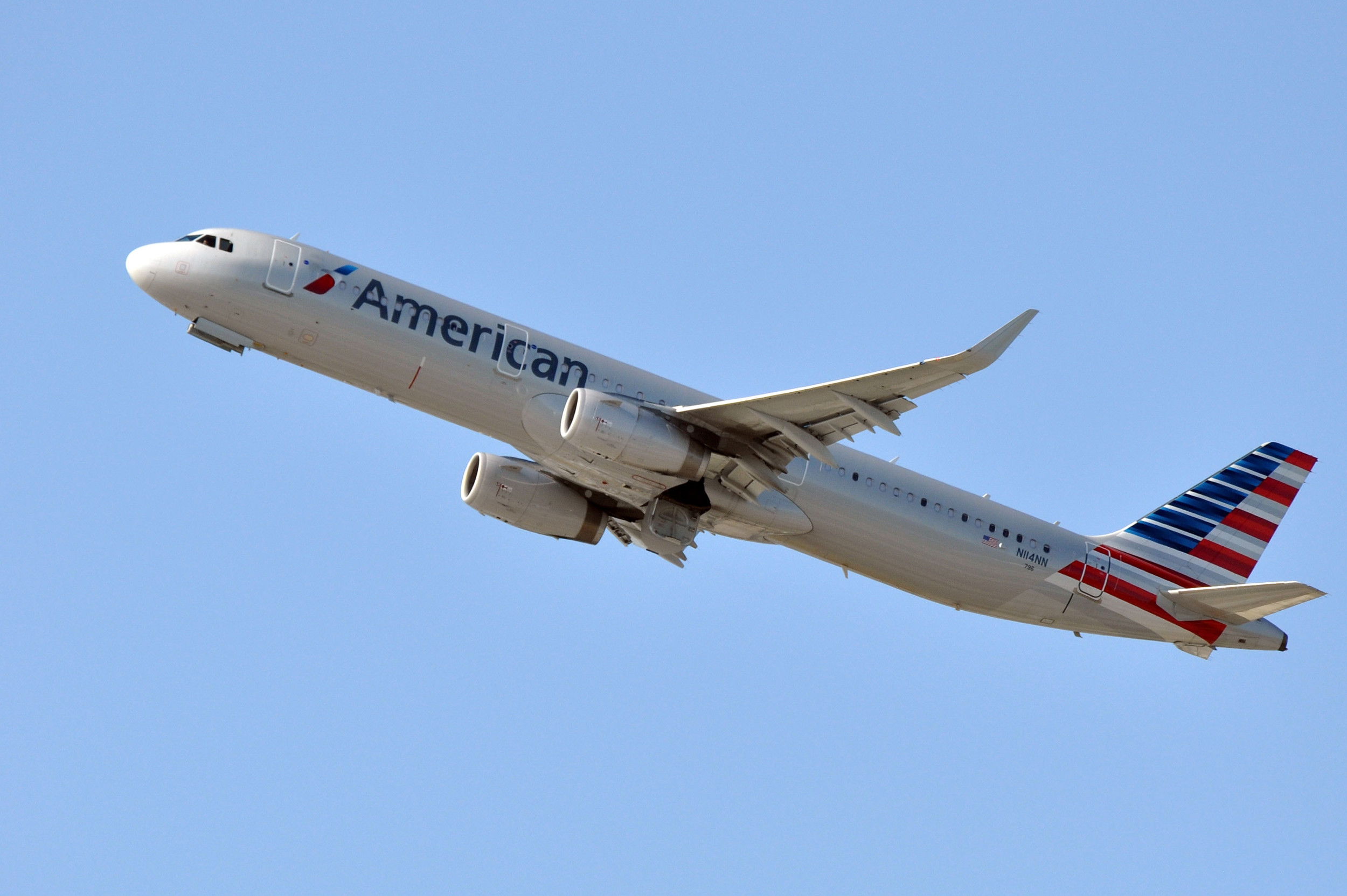 "Pensé que habíamos desaparecido": La tripulación del A321 de American queda conmocionada tras el impacto de un ala