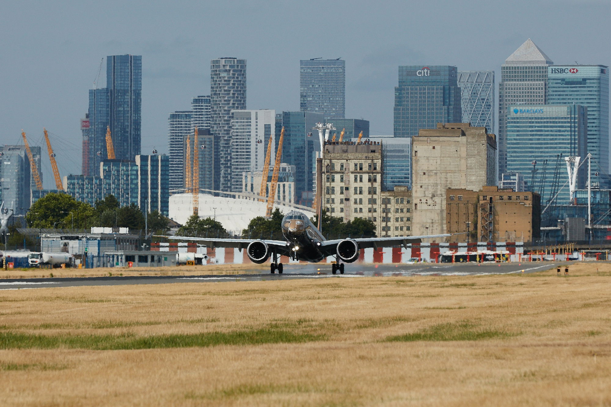 El E195-E2 de Embraer realiza su primer aterrizaje en Londres/City