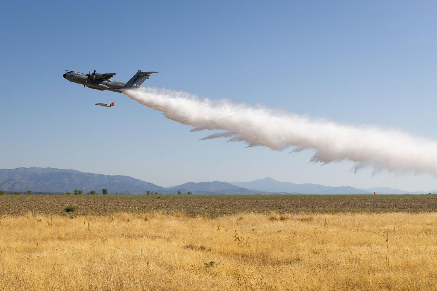 Airbus A400M drops 20 tonnes of water in firefighting tests