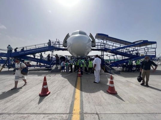 IndiGo implements aircraft deboarding system via THREE doors