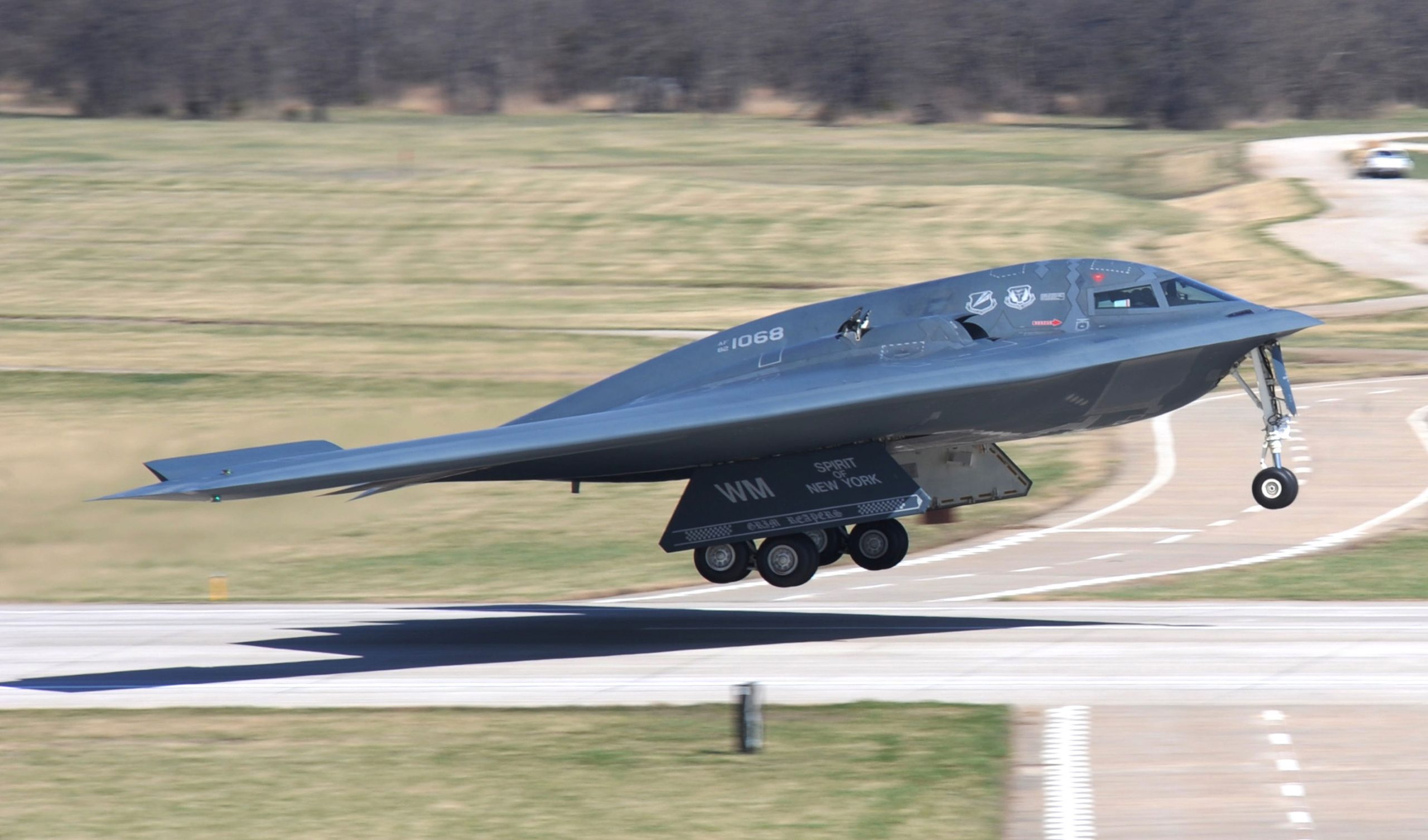La flota de bombarderos furtivos de la USAF se queda en tierra mientras el B-2A Spirit permanece varado en la pista de Whiteman AFB