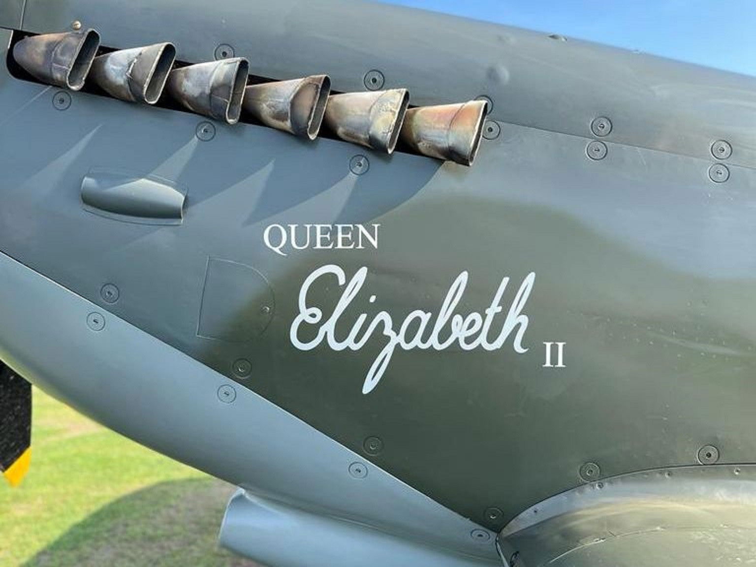 Aero Legends’ Spitfire salutes The Queen