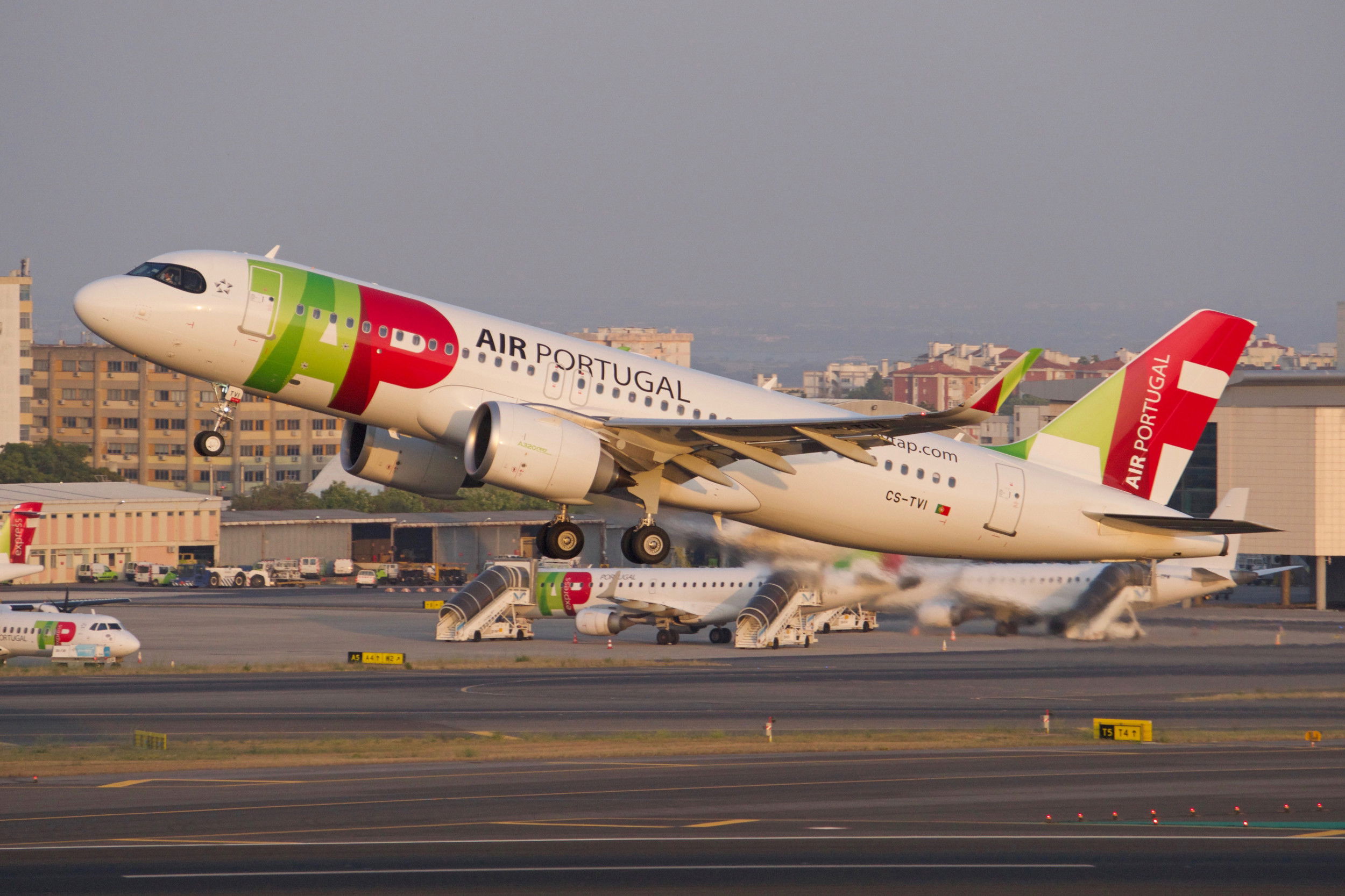 Dos muertos al chocar el Airbus A320 de TAP con una moto