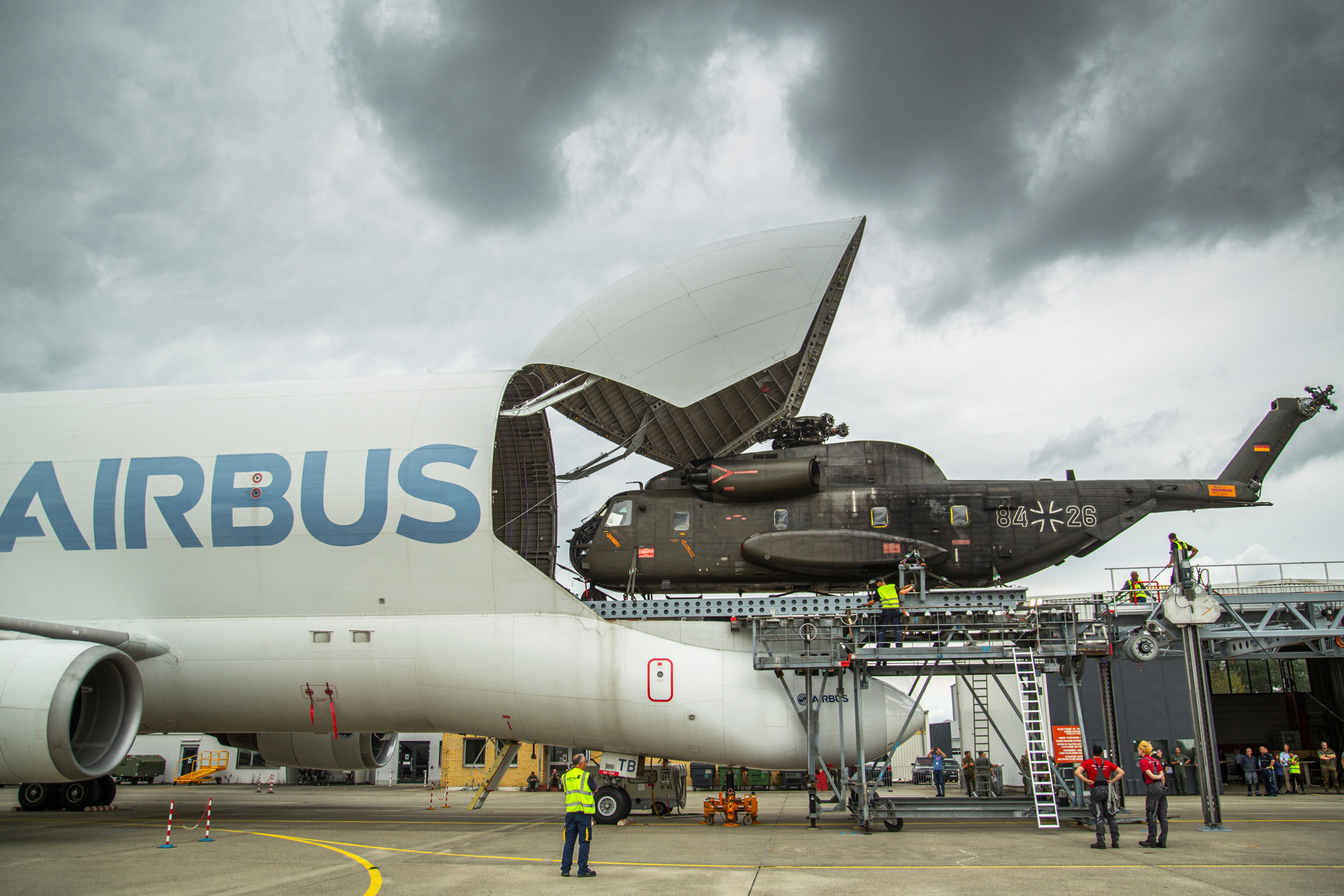 Airbus prueba un sistema de carga militar de gran tamaño en el Beluga