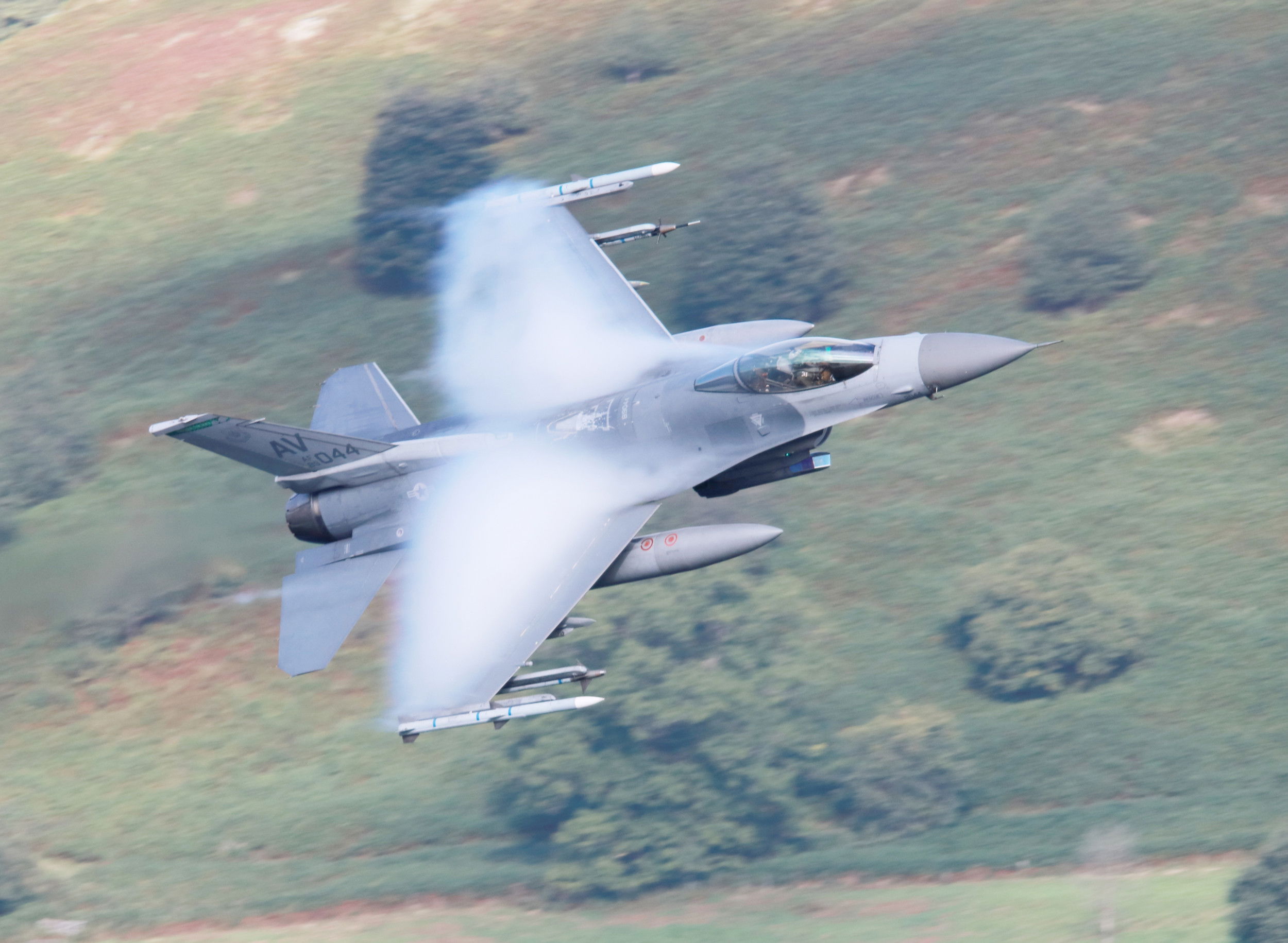 Dramatic photos of Aviano F-16s at low level in the UK