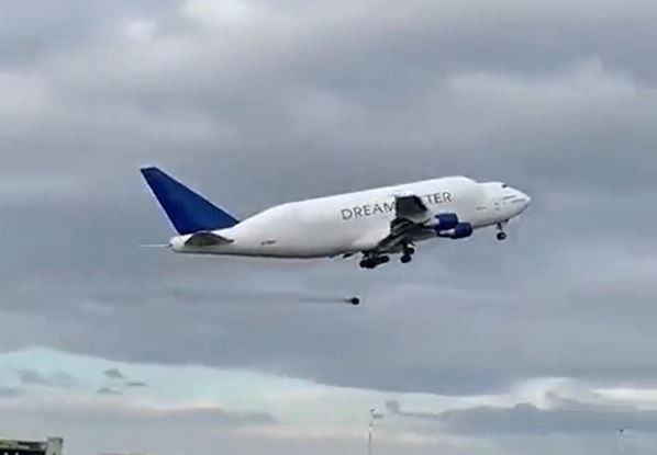 El Boeing 747 Dreamlifter pierde una rueda durante el despegue