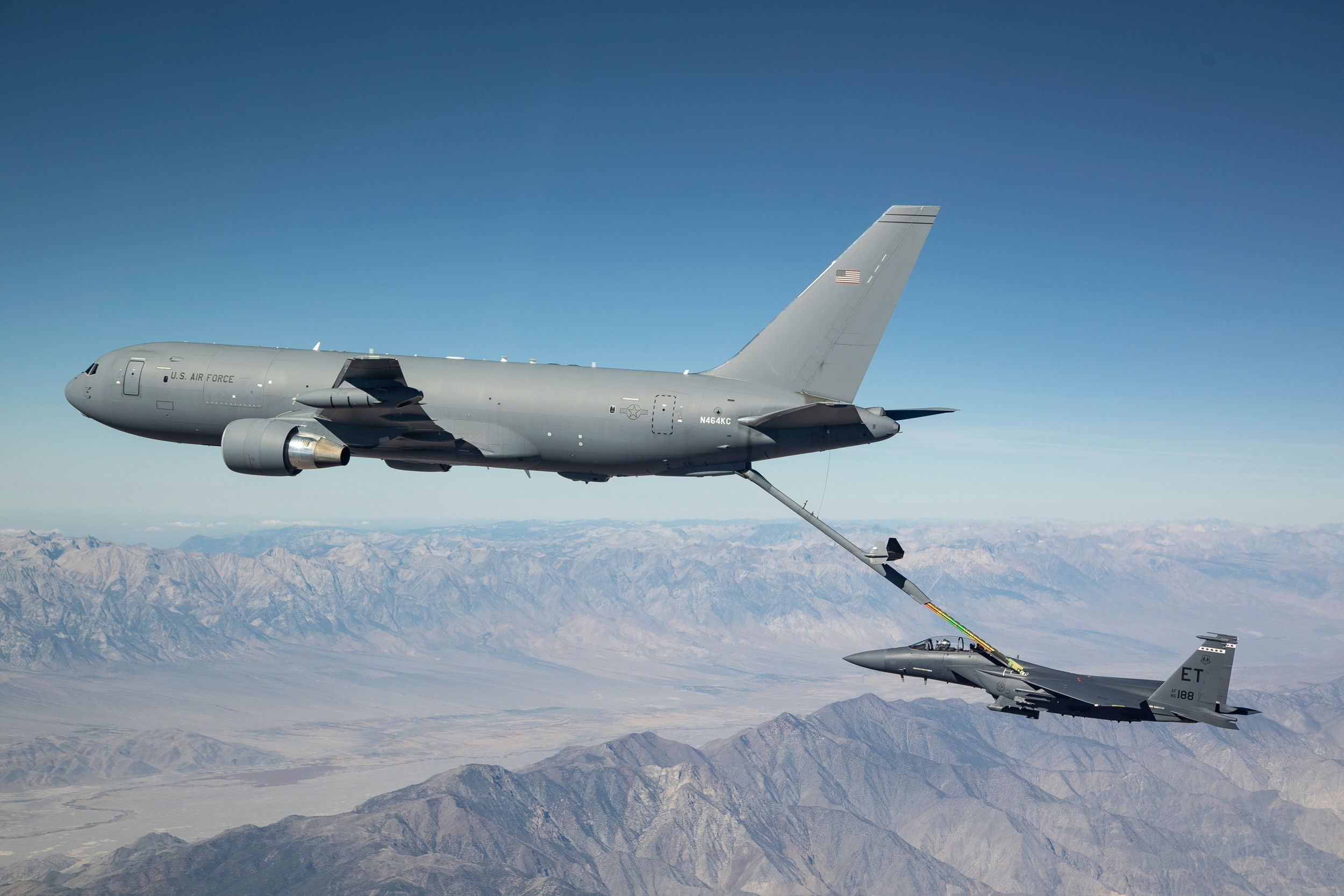 El KC-46 Pegasus de la USAF vuela con una tripulación de dos personas