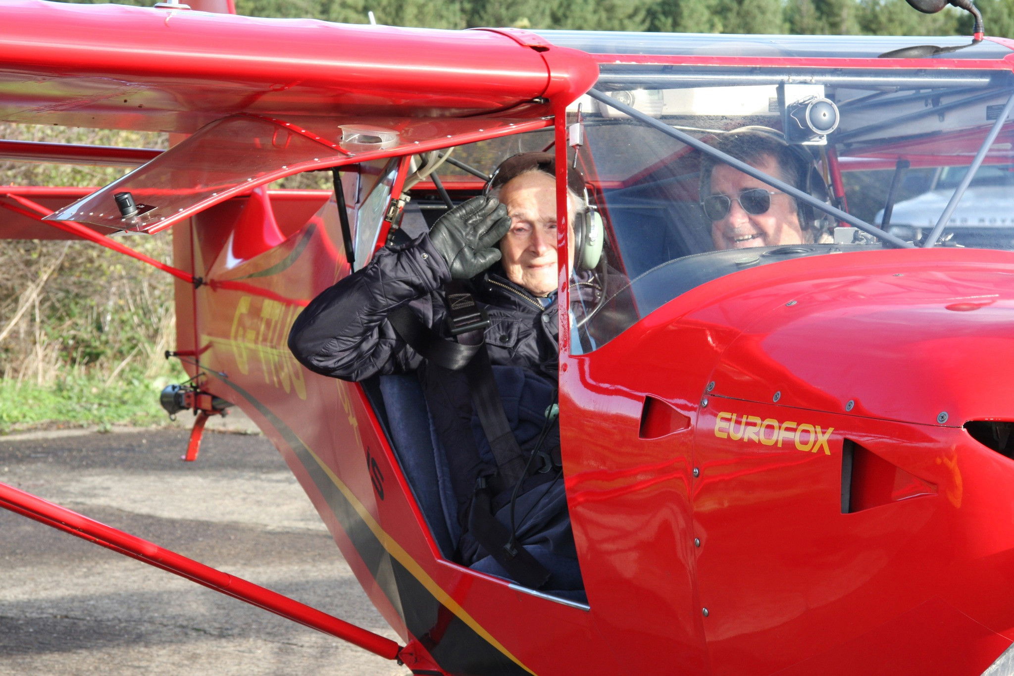 Wartime carrier pilot flies again