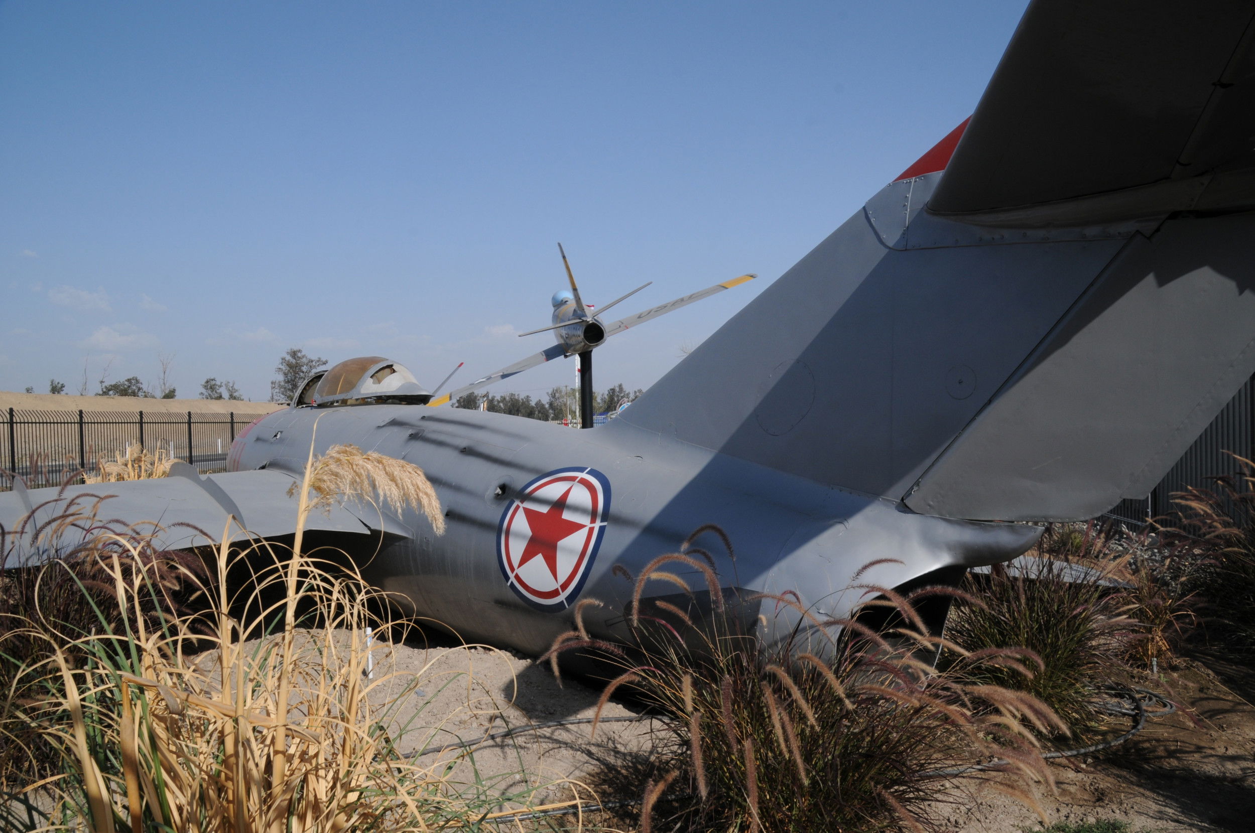 El nuevo monumento incluye el Sabre y el MiG