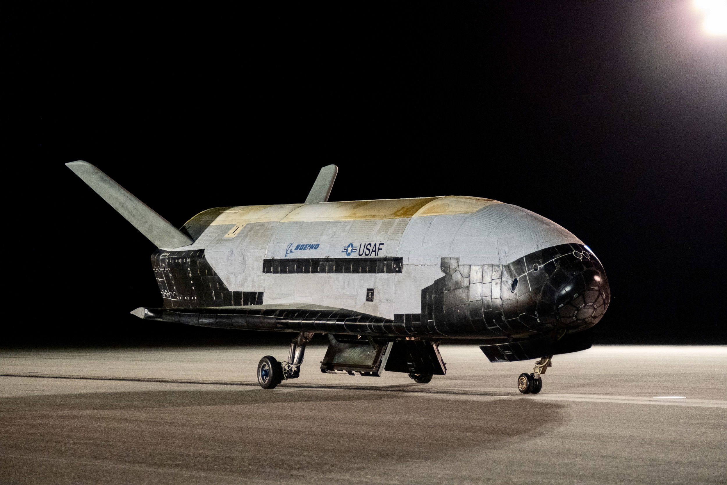 El avión espacial secreto X-37B regresa tras una misión récord de dos años