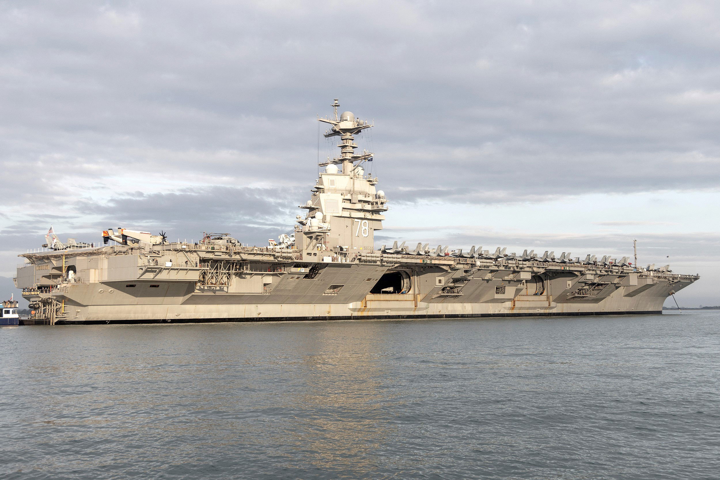 El nuevo portaaviones de la Armada de EE.UU. llega para su primera visita al Reino Unido