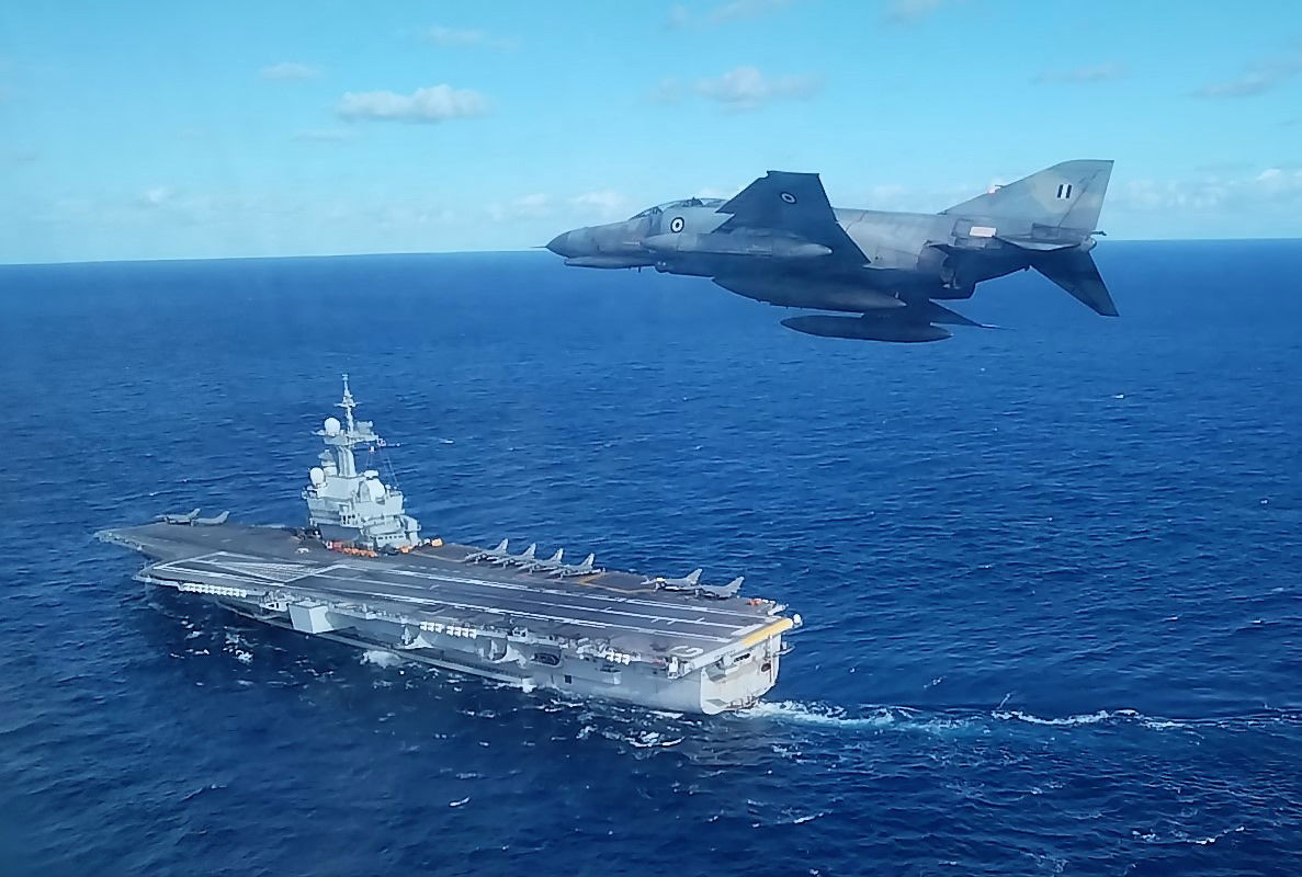 Cazas griegos se entrenan con el portaaviones Charles de Gaulle de Francia