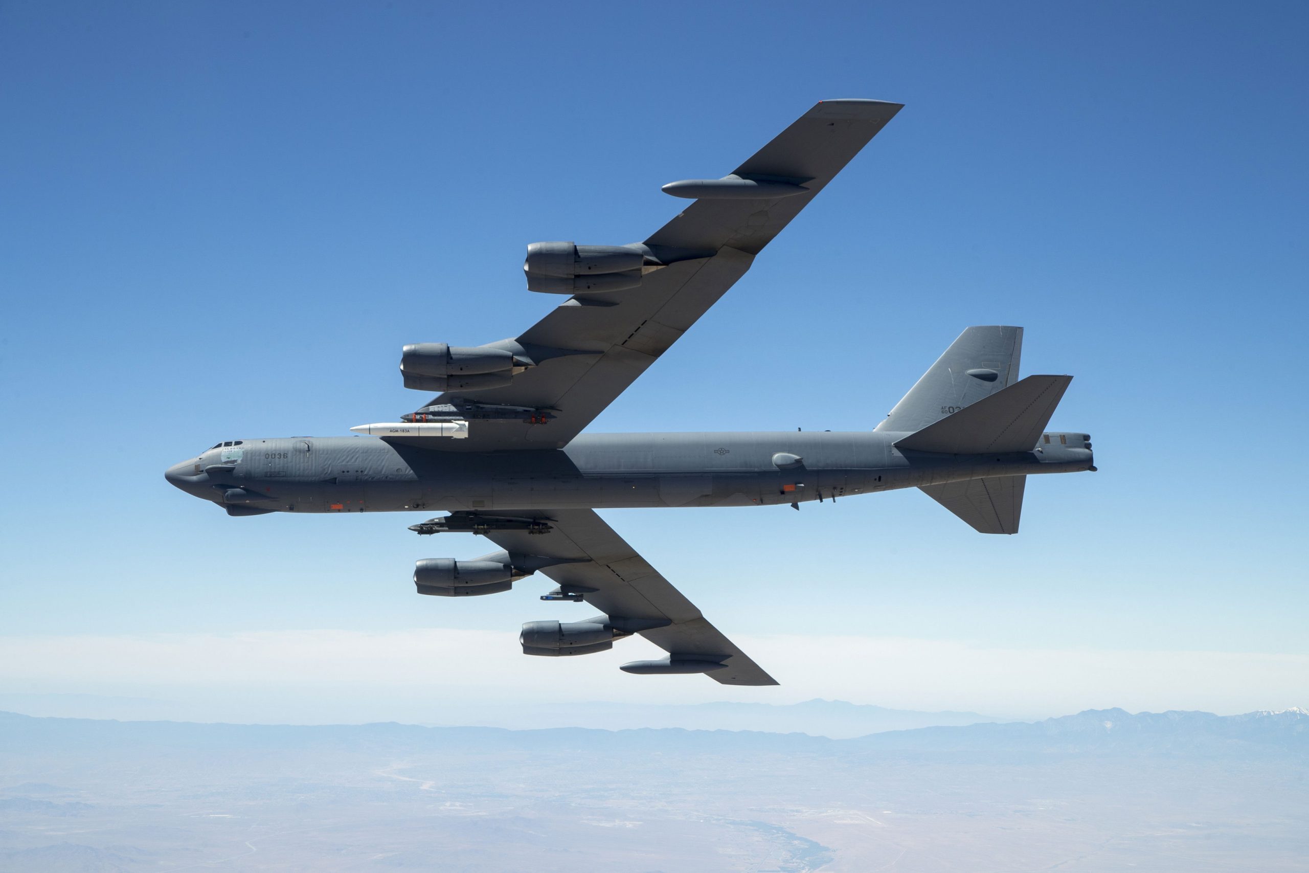 El B-52 de la USAF realiza el primer lanzamiento operativo de prueba de un misil hipersónico ARRW