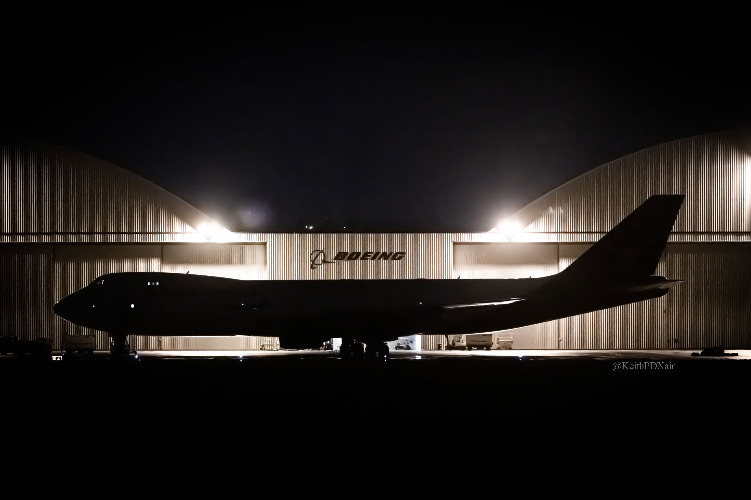 El Boeing 747 sale del taller de pintura con su librea definitiva