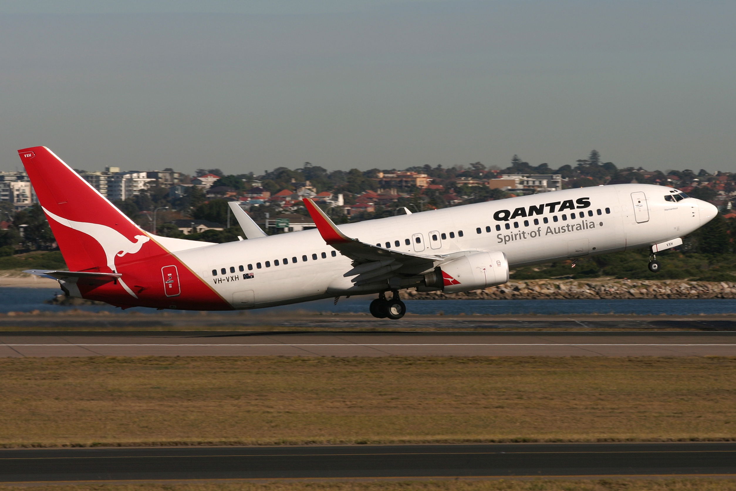 El Boeing 737 de Qantas declara MAYDAY por un problema en el motor