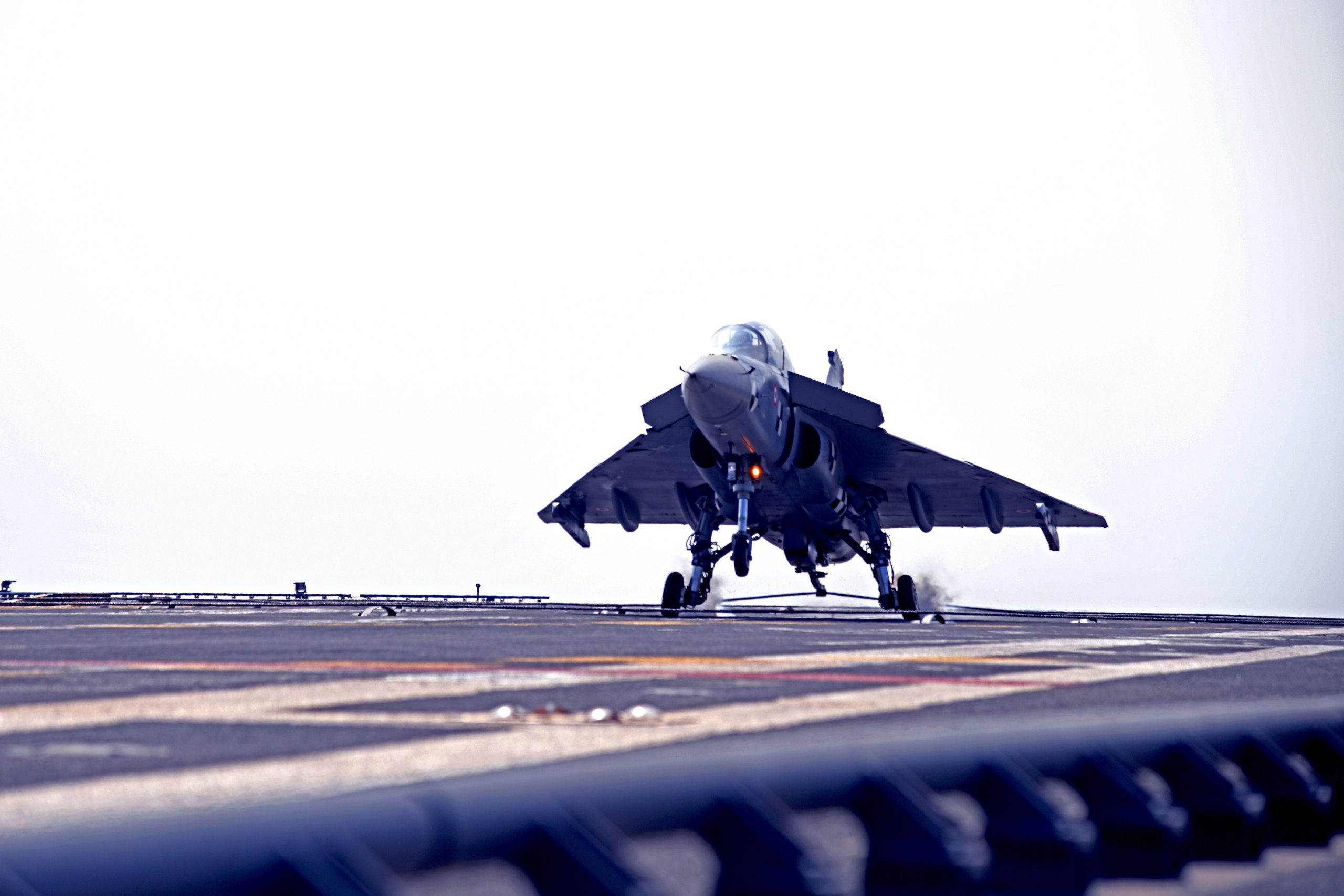 Cazas indios Tejas y MiG-29K aterrizan por primera vez en el INS Vikrant