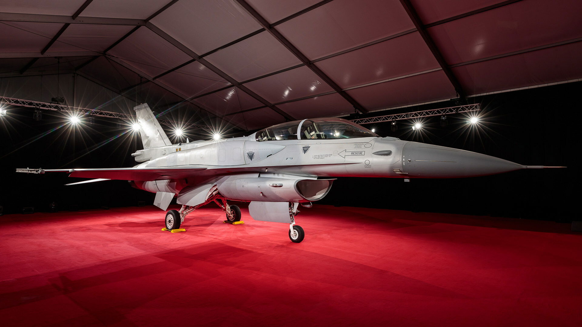 Lockheed Martin presenta el primer F-16 Block 70 de Bahréin