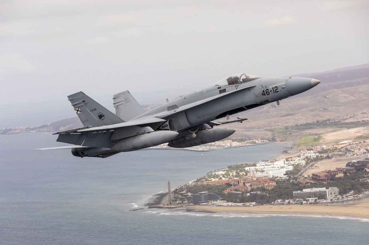 Un F/A-18 español asiste a un avión siniestrado durante una emergencia en vuelo