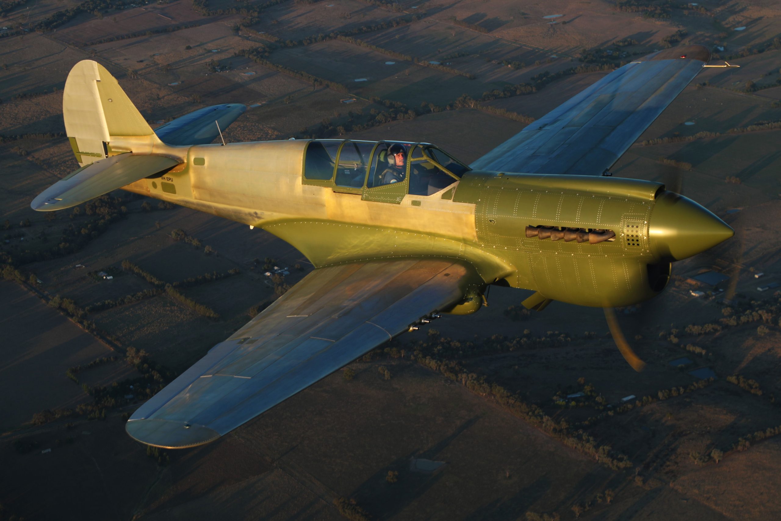 Éxito del primer vuelo de un P-40 restaurado