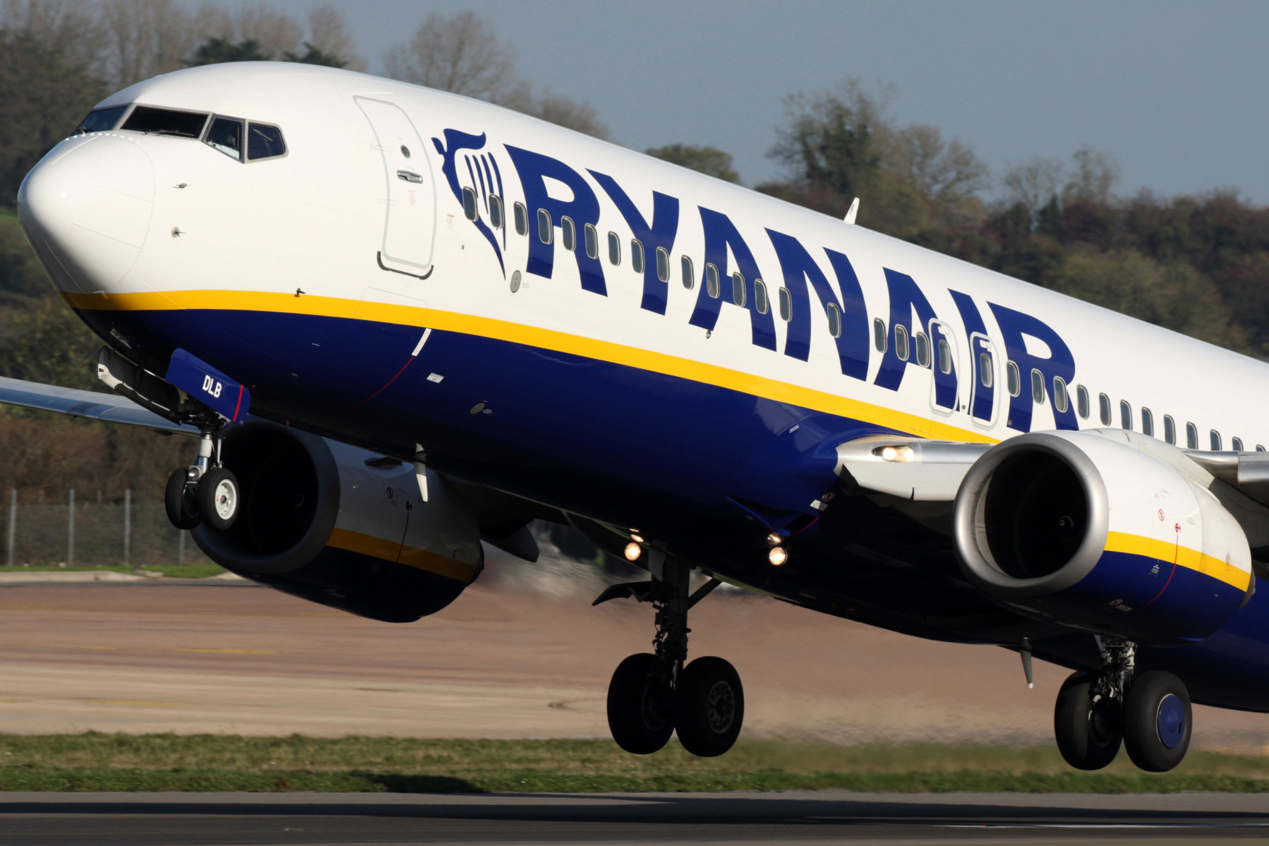 Sparks fly from Ryanair 737 during landing incident