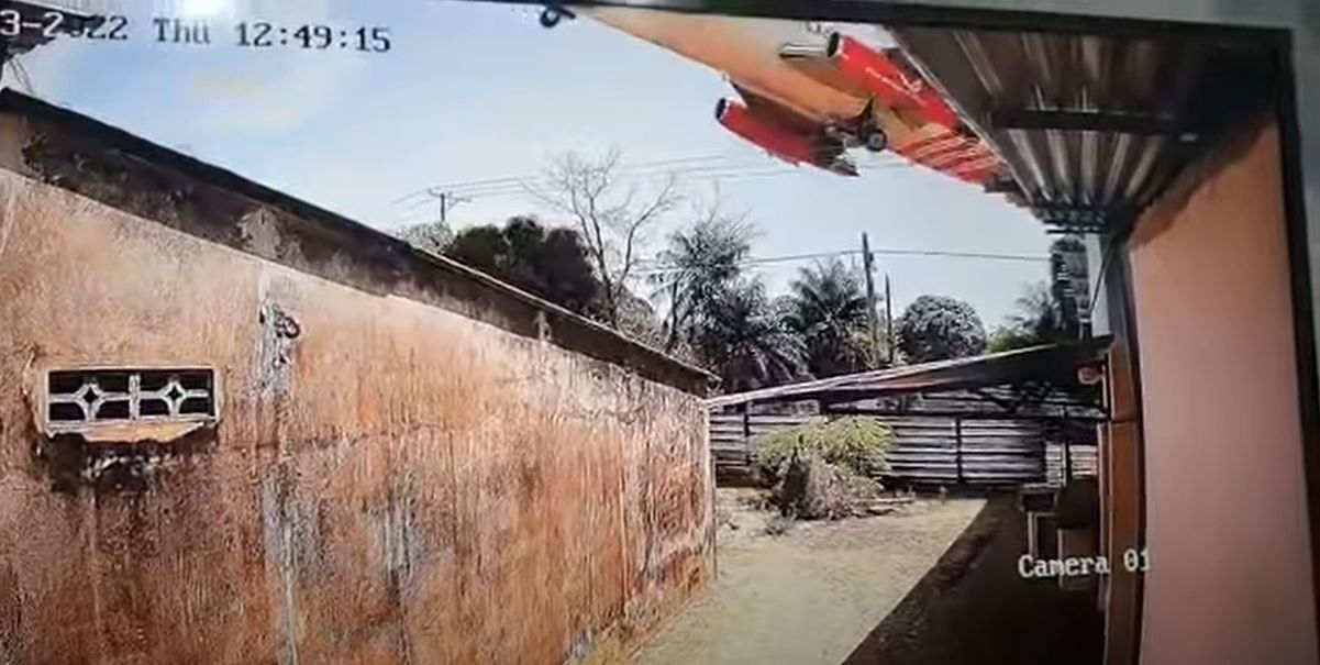 How a Boeing 737 collided with TREE during take-off