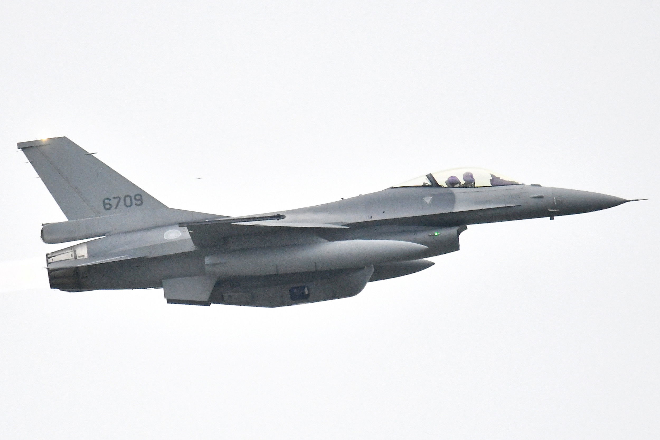 Los F-16V taiwaneses recuperan por fin la capacidad del pod LOROP-EO