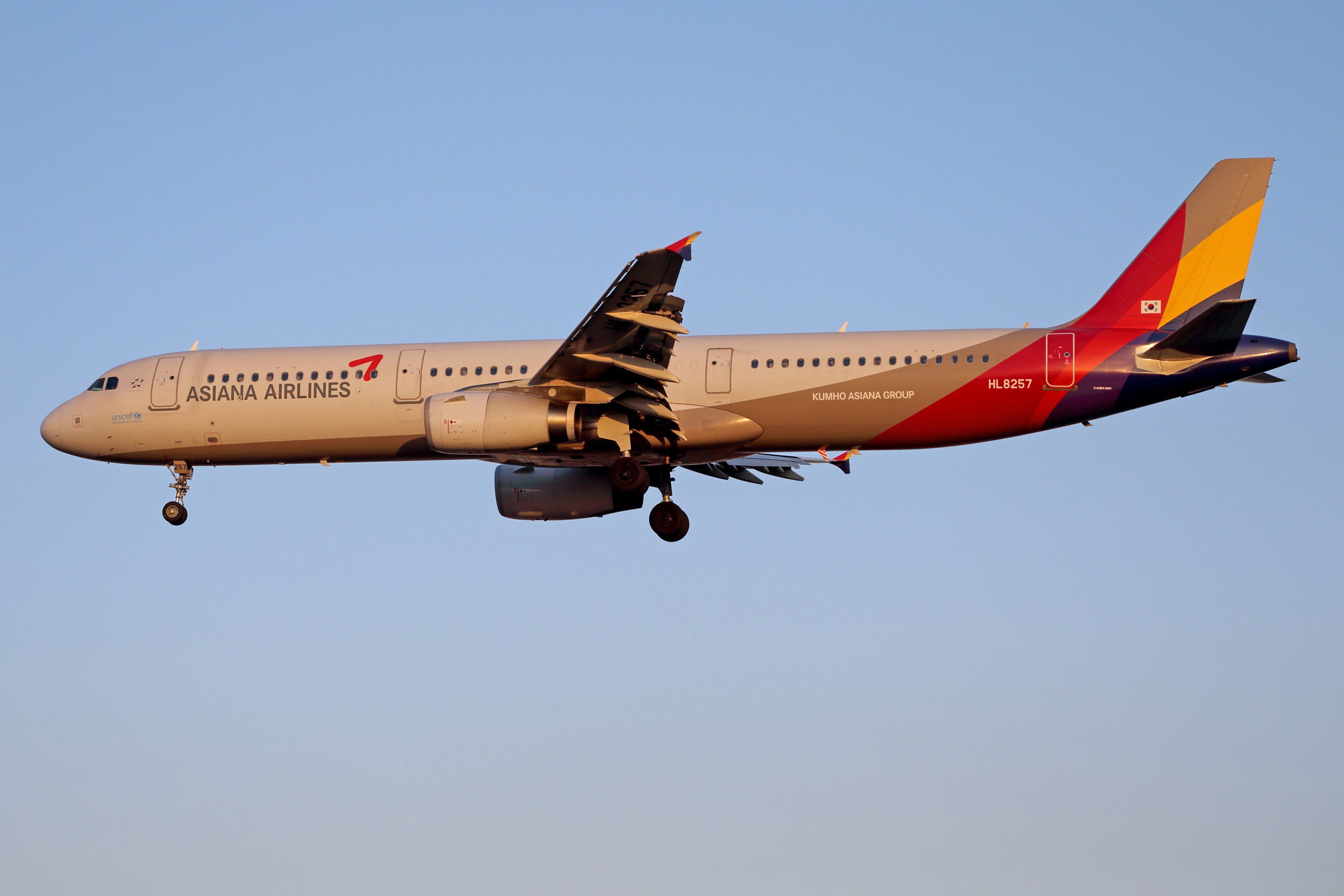 Asiana A321 door opened IN FLIGHT, passenger arrested