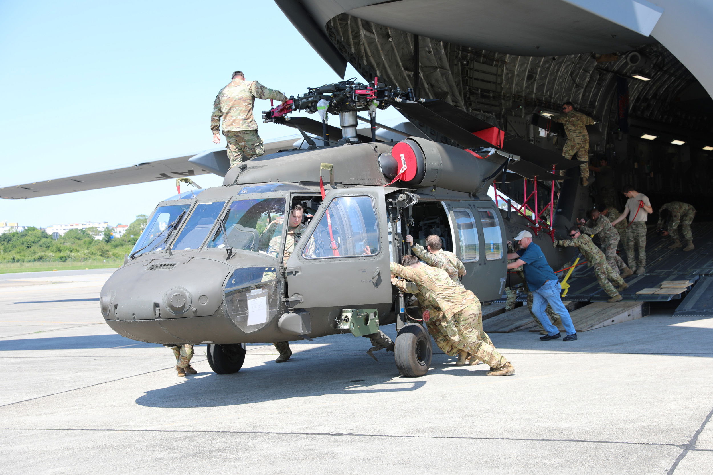 First US Army UH-60Vs for Wiesbaden arrive in Germany