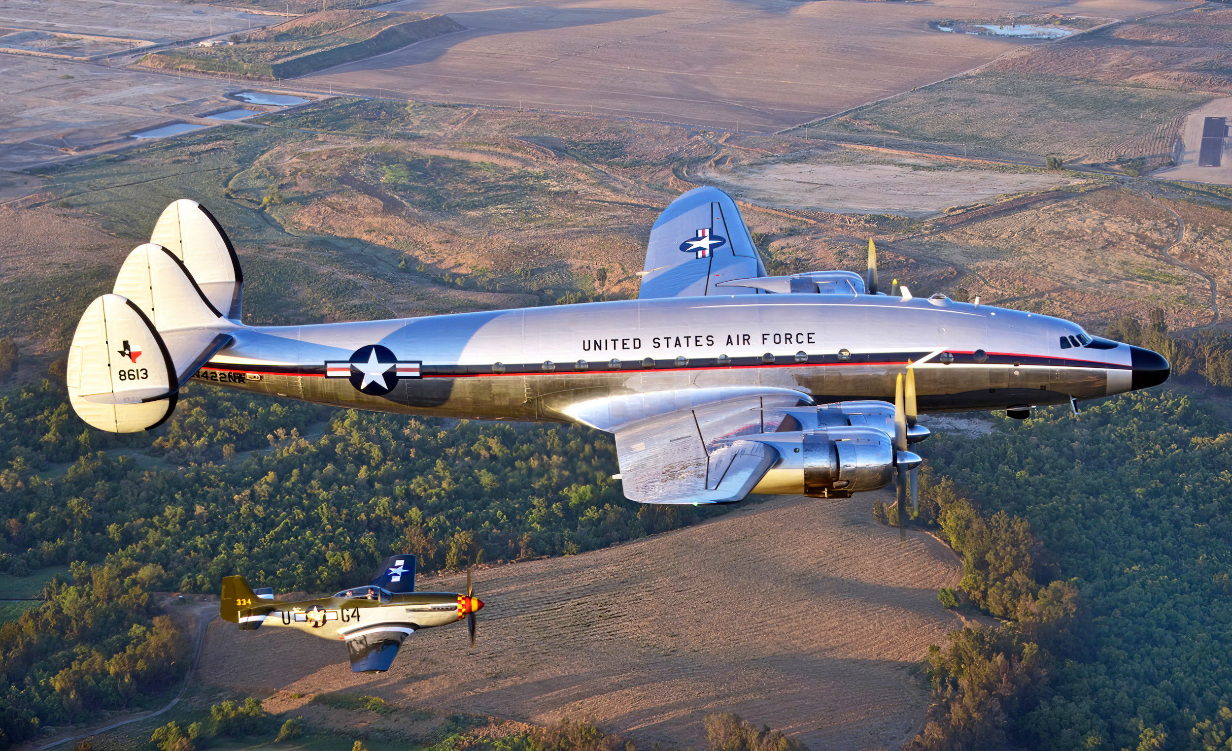El histórico transporte VIP "Connie" despega en Chino