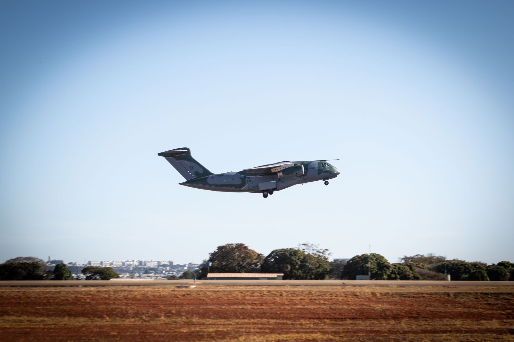 El KC-390 brasileño lleva ayuda a Haití tras el mortífero terremoto