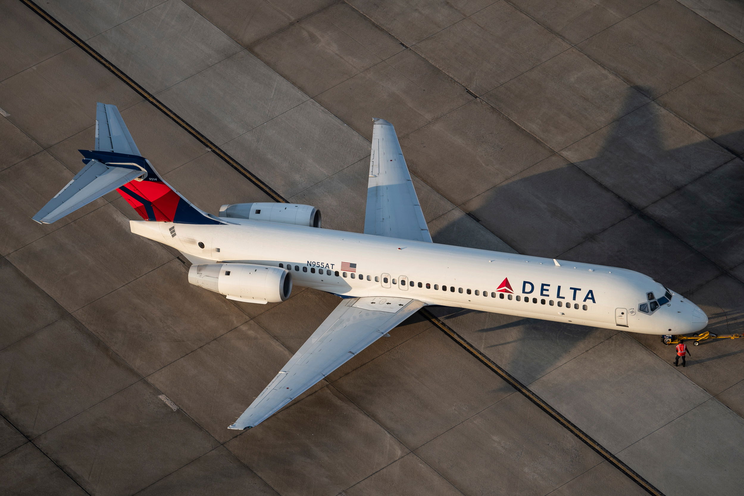 What caused Delta Air Lines Boeing 717 landing incident?