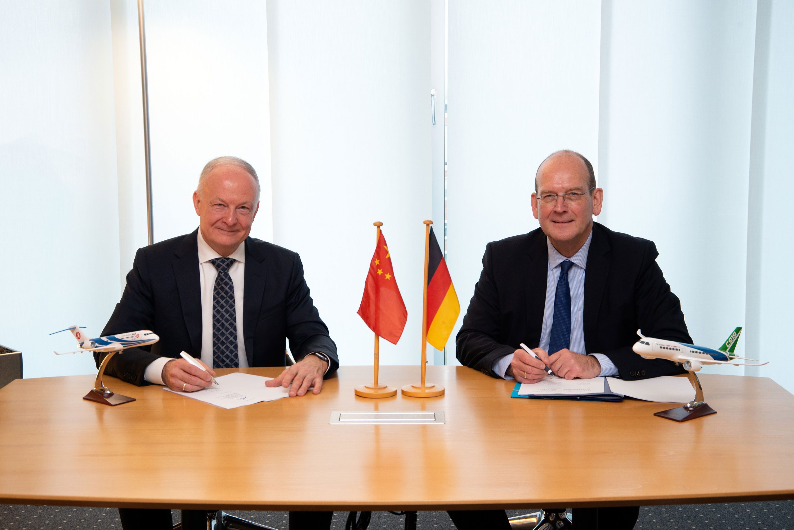 La Oficina de Cajeros Automáticos de China y el Grupo DFS firman un memorando de entendimiento