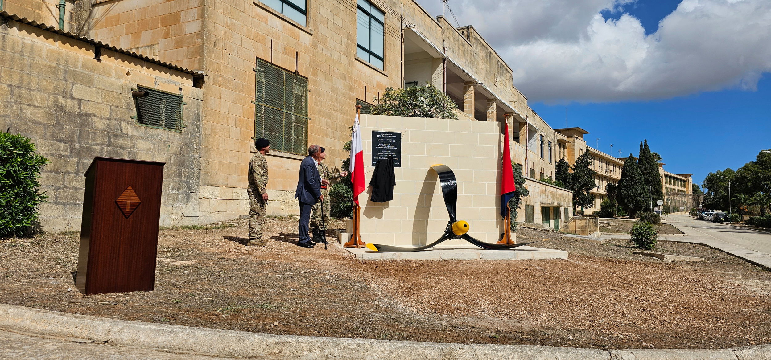 Homenaje al personal de la Armada y el Ejército del Aire en un monumento maltés