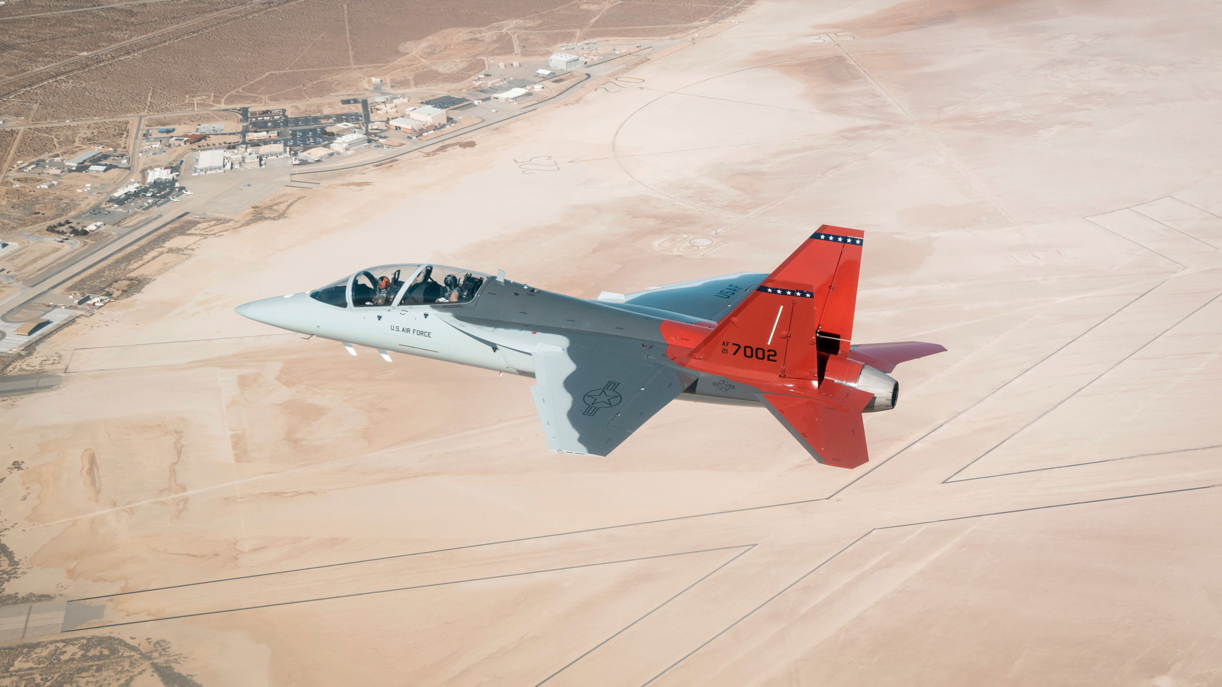 El primer T-7A Red Hawk de la USAF llega a Edwards AFB