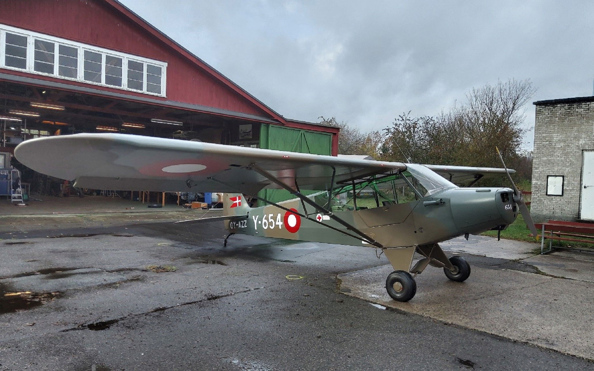 Piper del ejército danés preparado para el vuelo