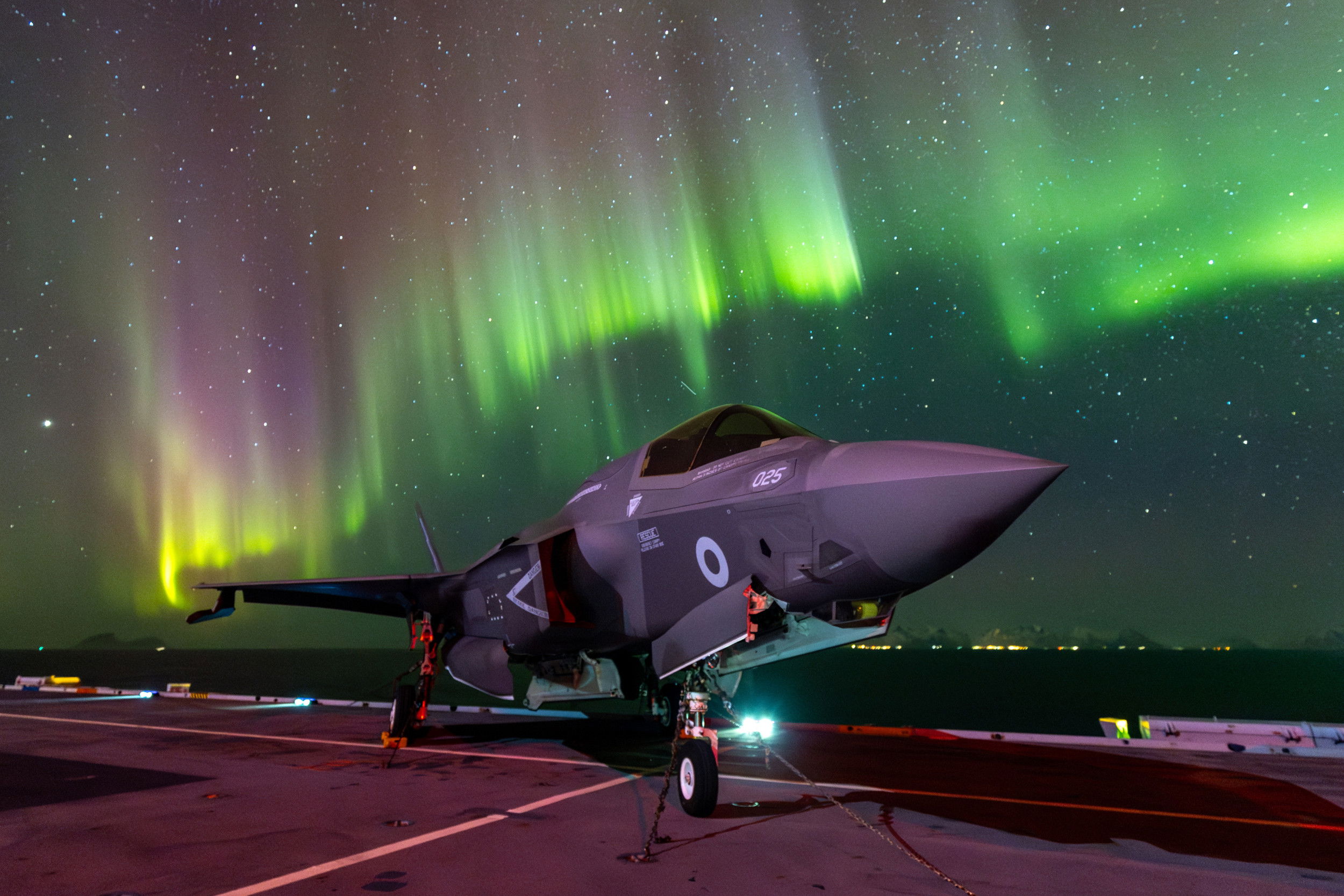 Stunning aurora over HMS Prince of Wales