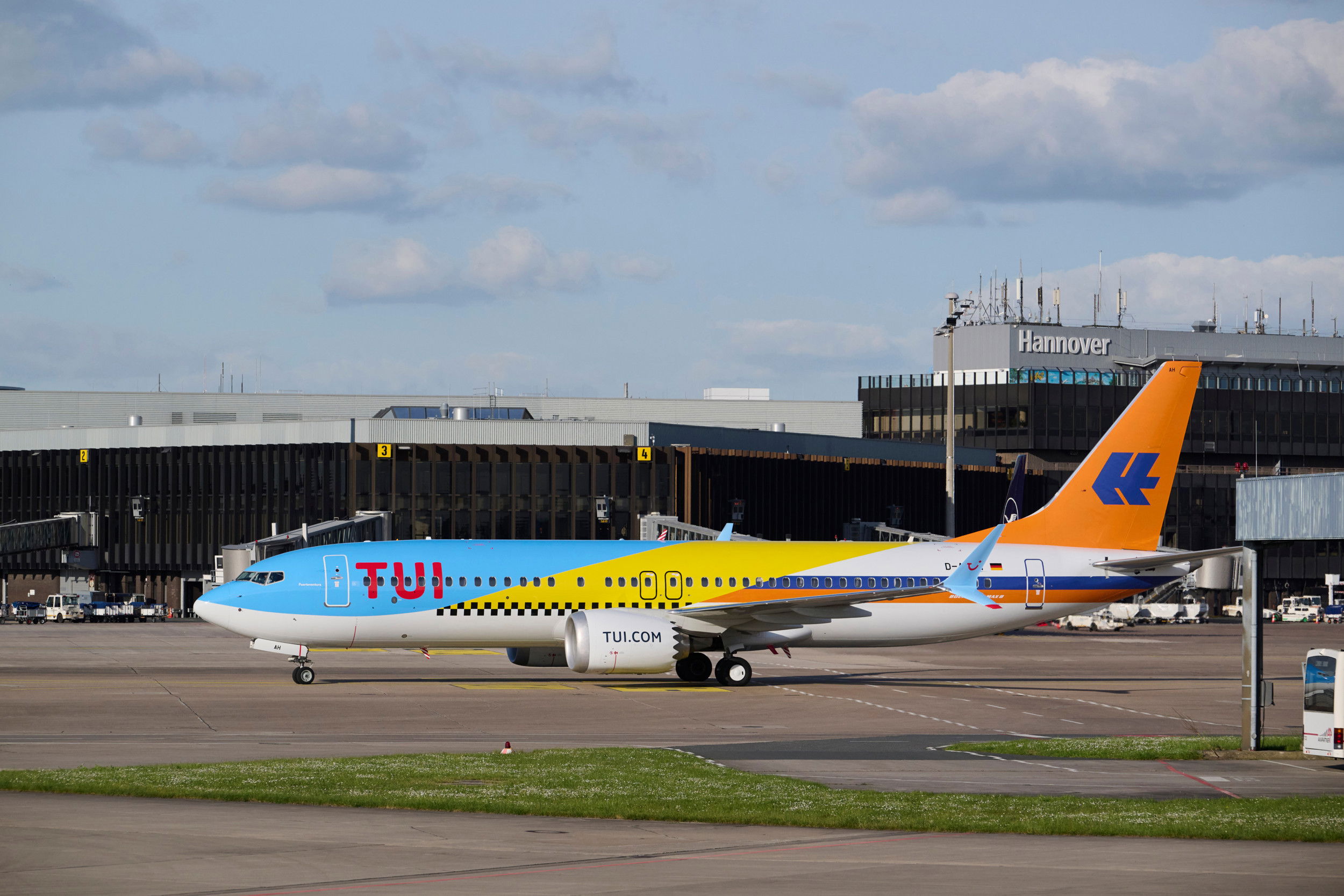 TUI paints Boeing 737 in mixed retro scheme