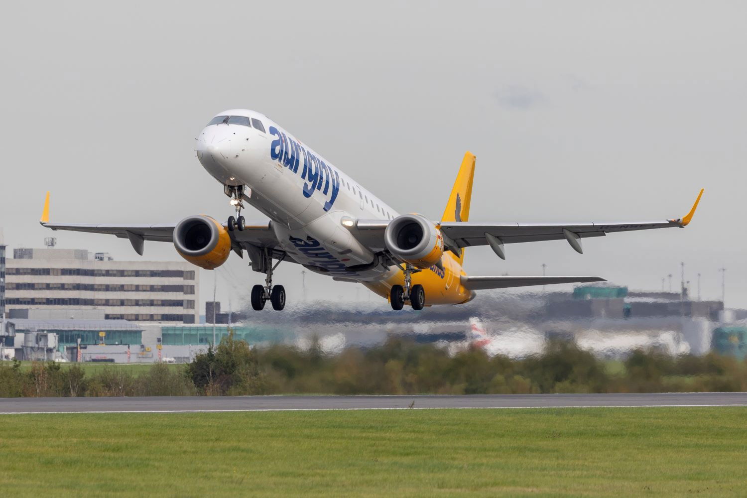 Aurigny sells Embraer E195