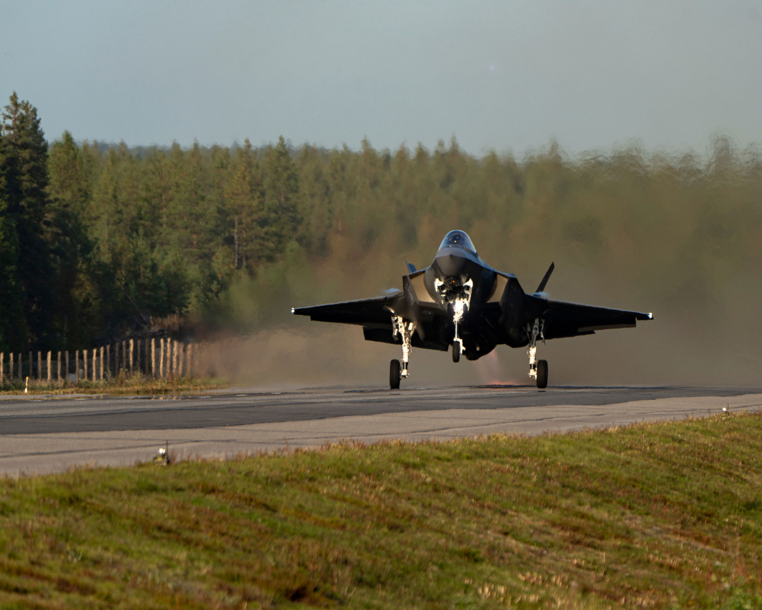USAF F-35s land on a highway in Finland