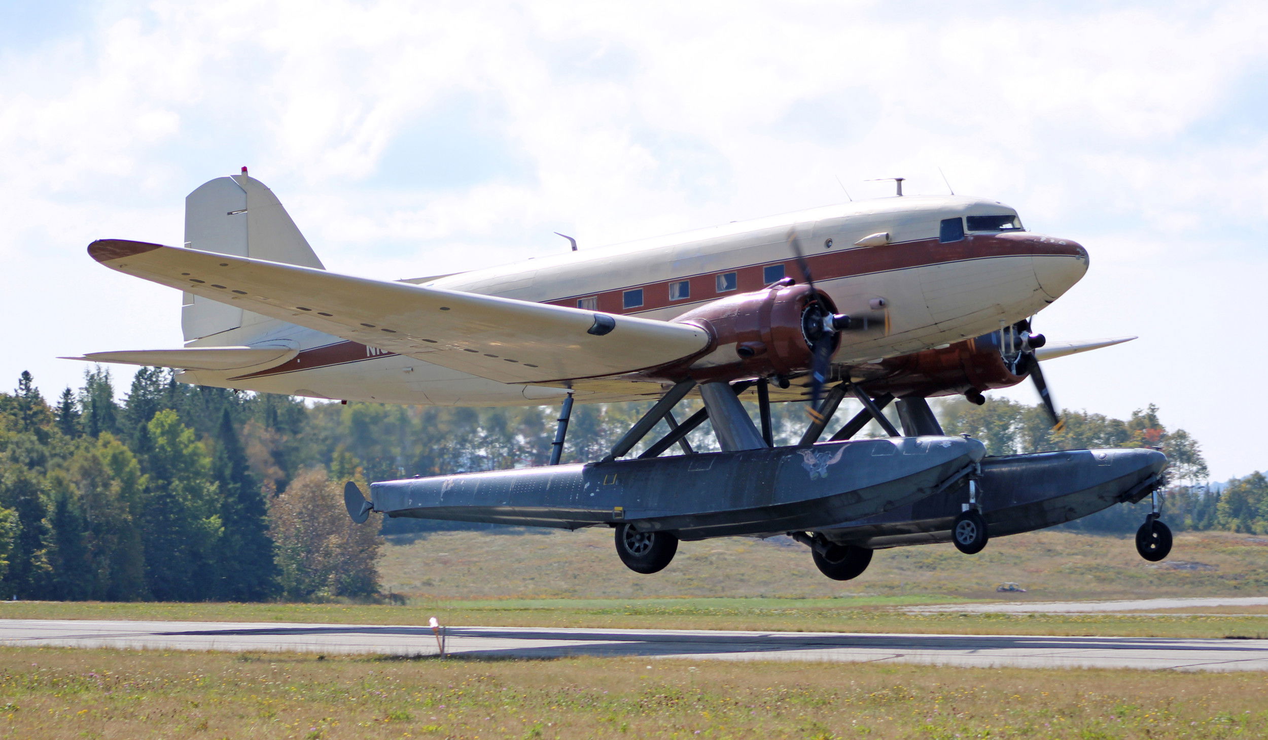 Floatplane DC-3 flies again