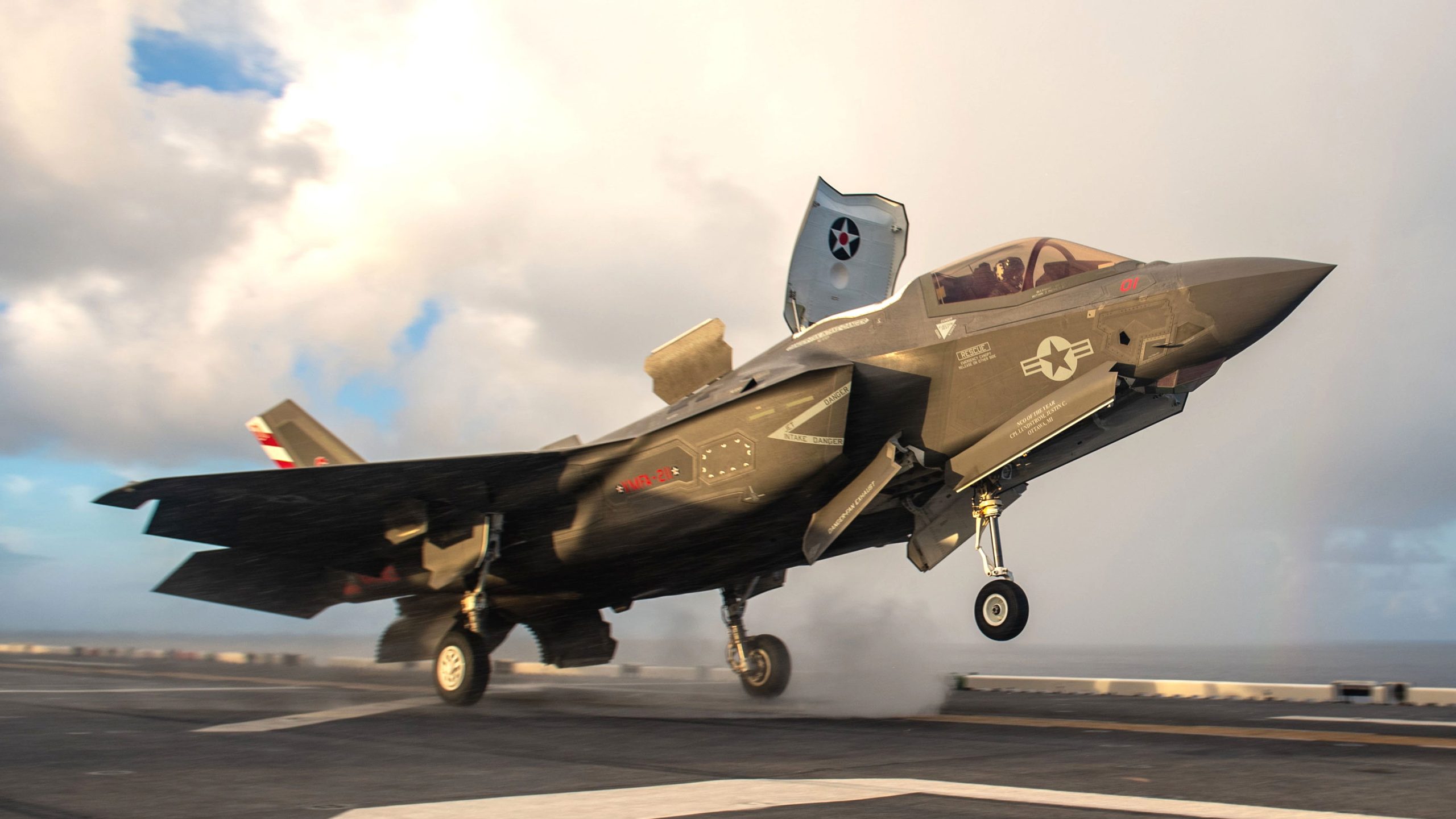 CSG21: VMFA-211 F-35Bs conduct cross-deck training with USS America