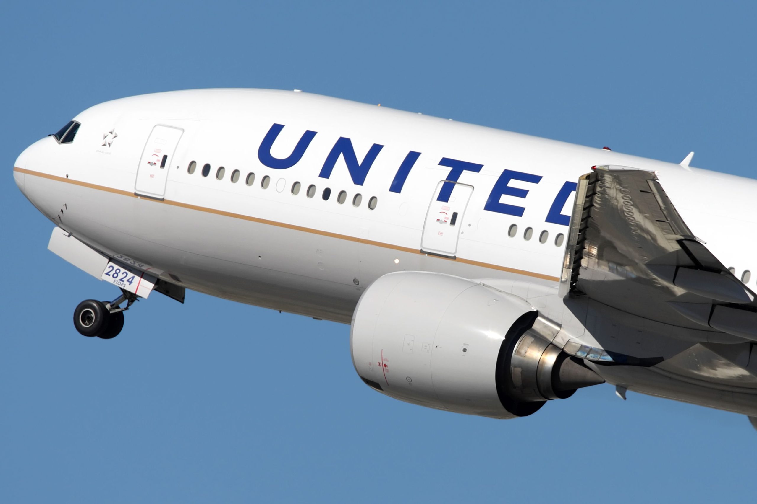 El 777 de United con fallo de motor en Denver se dirige al desierto