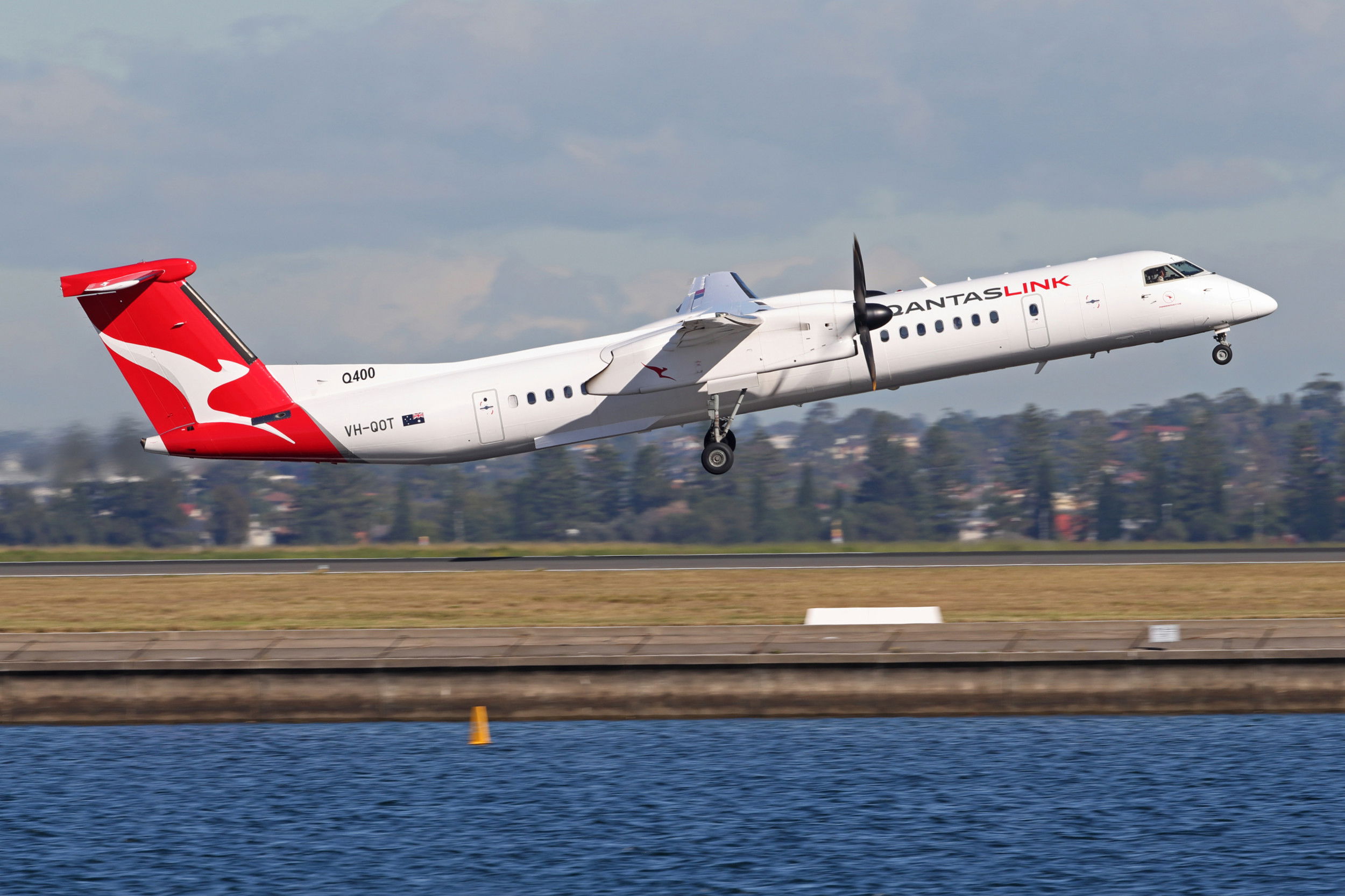 La tripulación de cabina alerta a los pilotos de QantasLink para que bajen la marcha a 15.000 pies