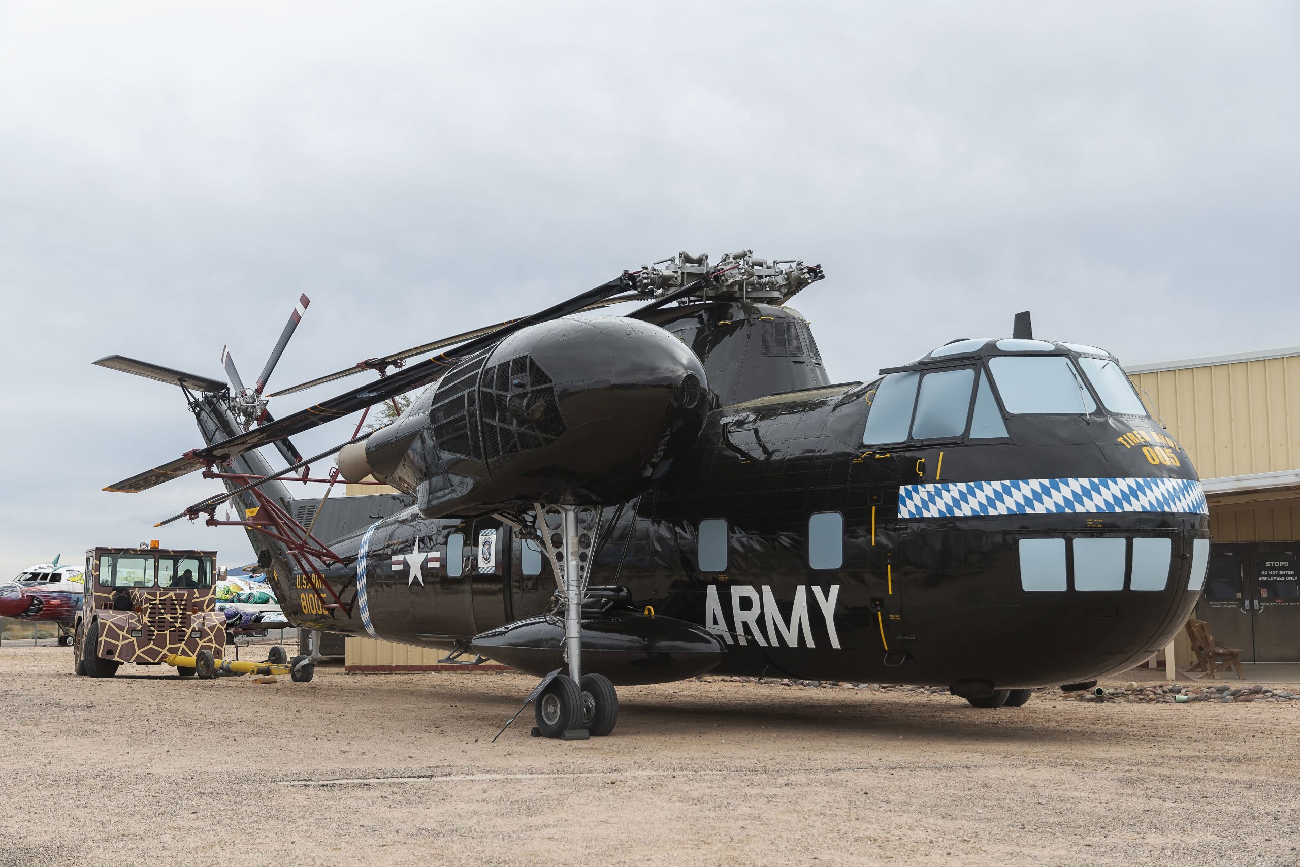 El helicóptero sale del taller de pintura de Pima