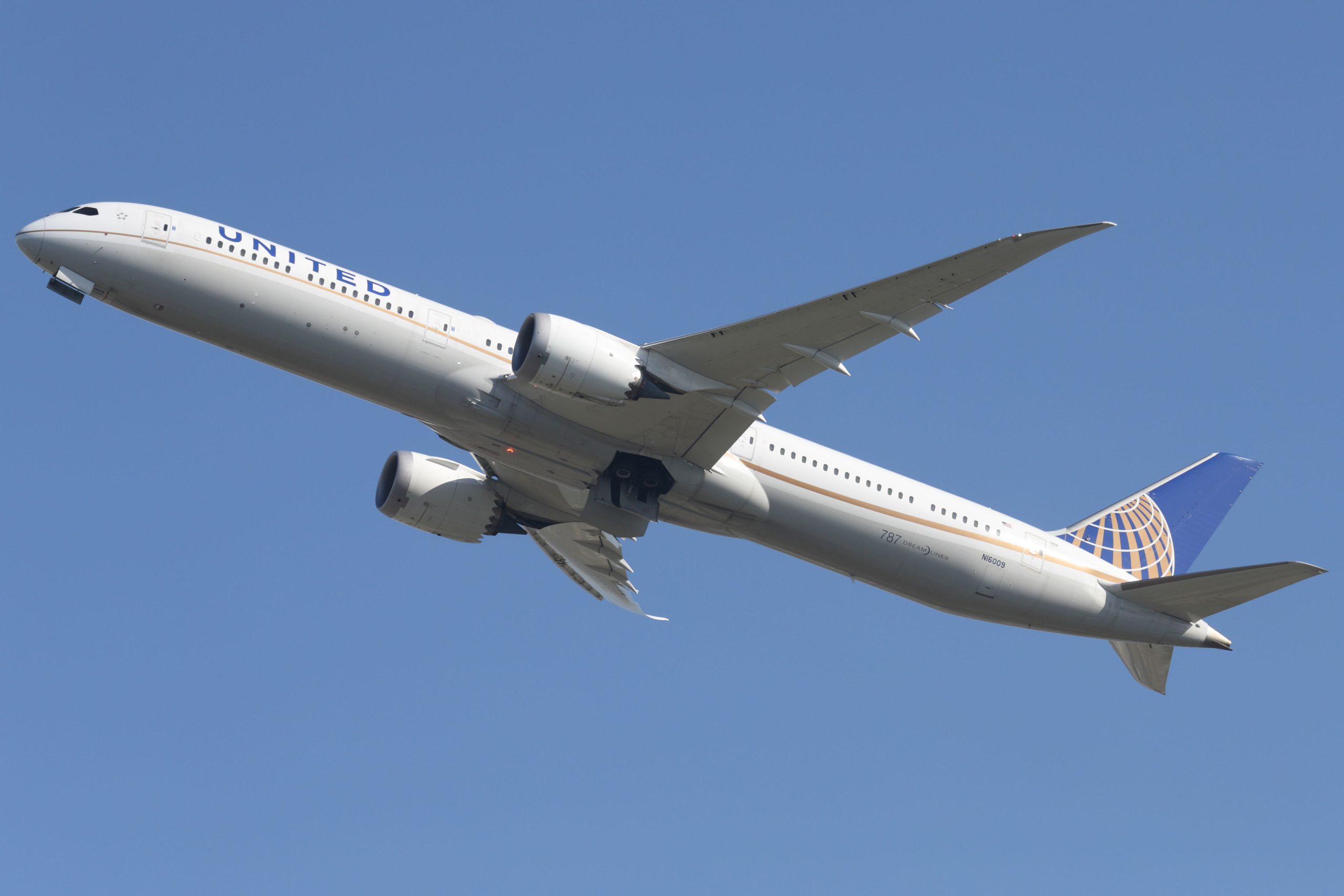 EasyJet captain intervened after United 787 approach error in Paris