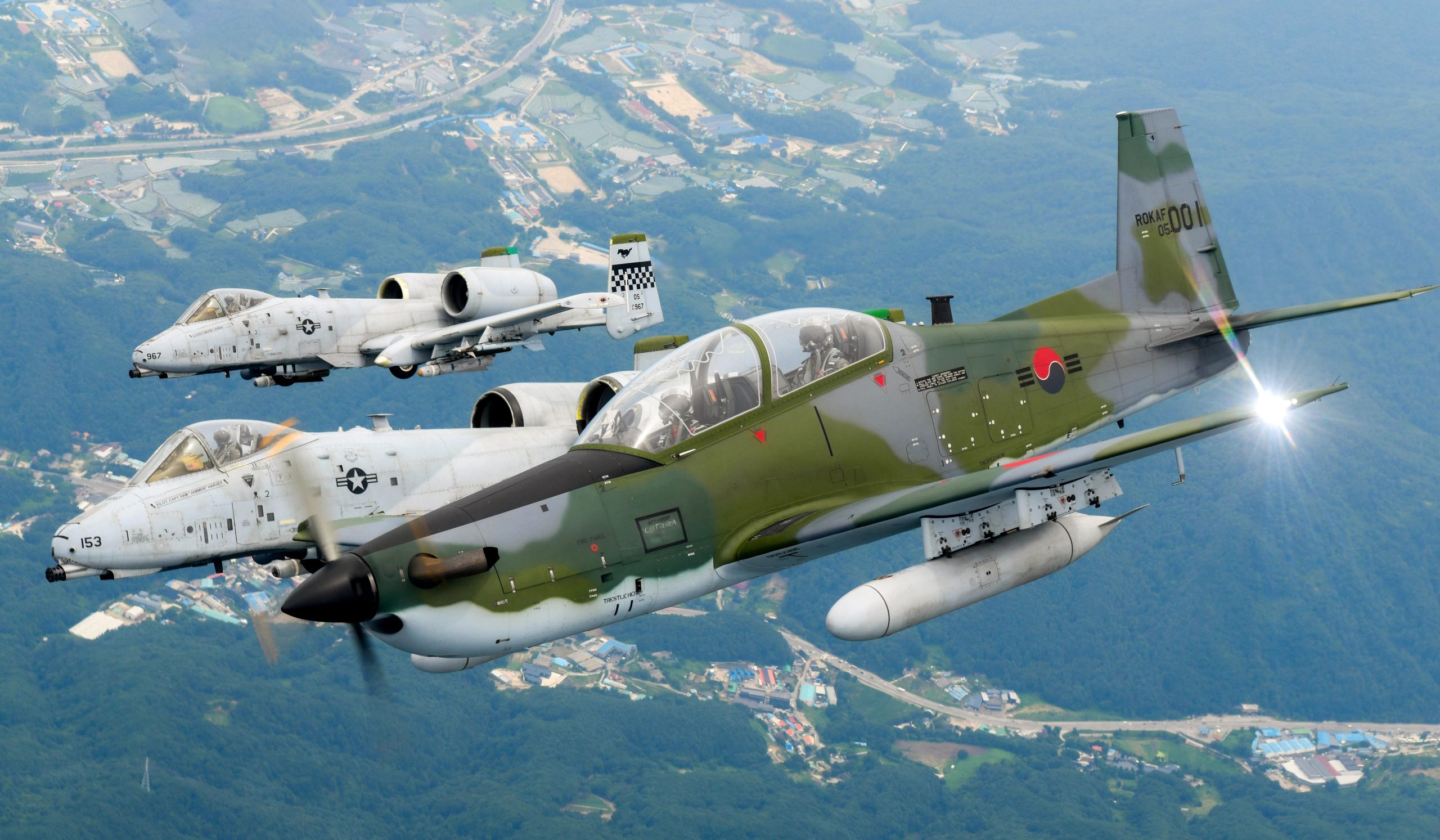FOTOS: KA-1 de la ROKAF y A-10C de la USAF Buddy Sqn air-to-airs