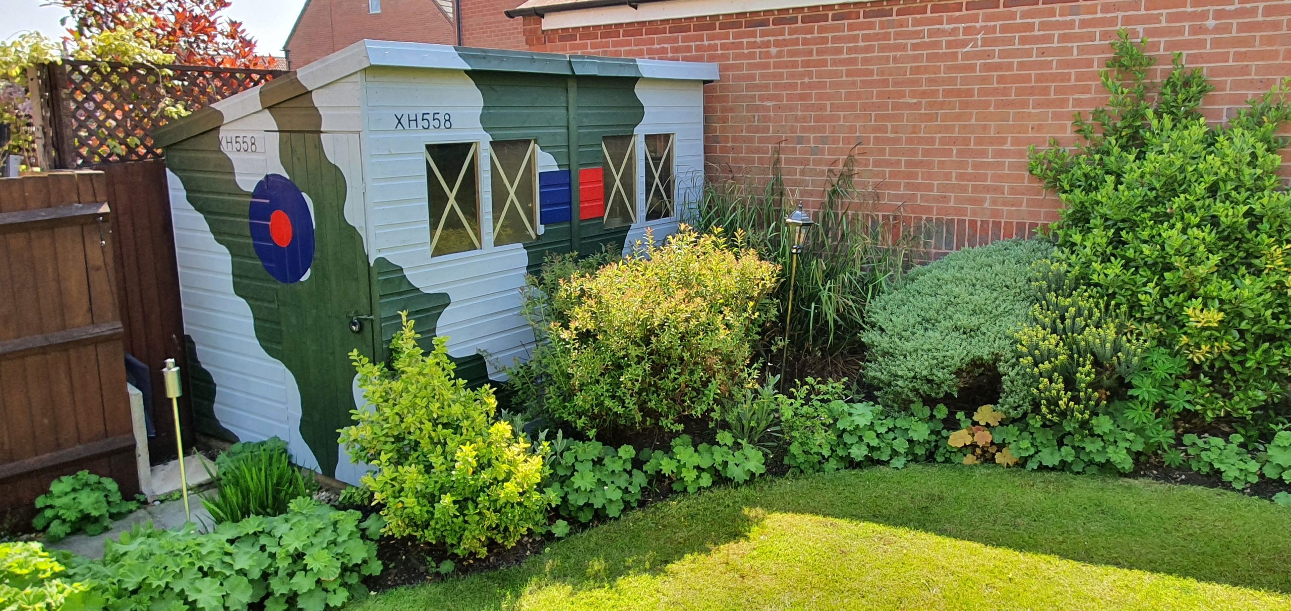 El cobertizo del jardín recibe el esquema de pintura del Vulcan XH558.