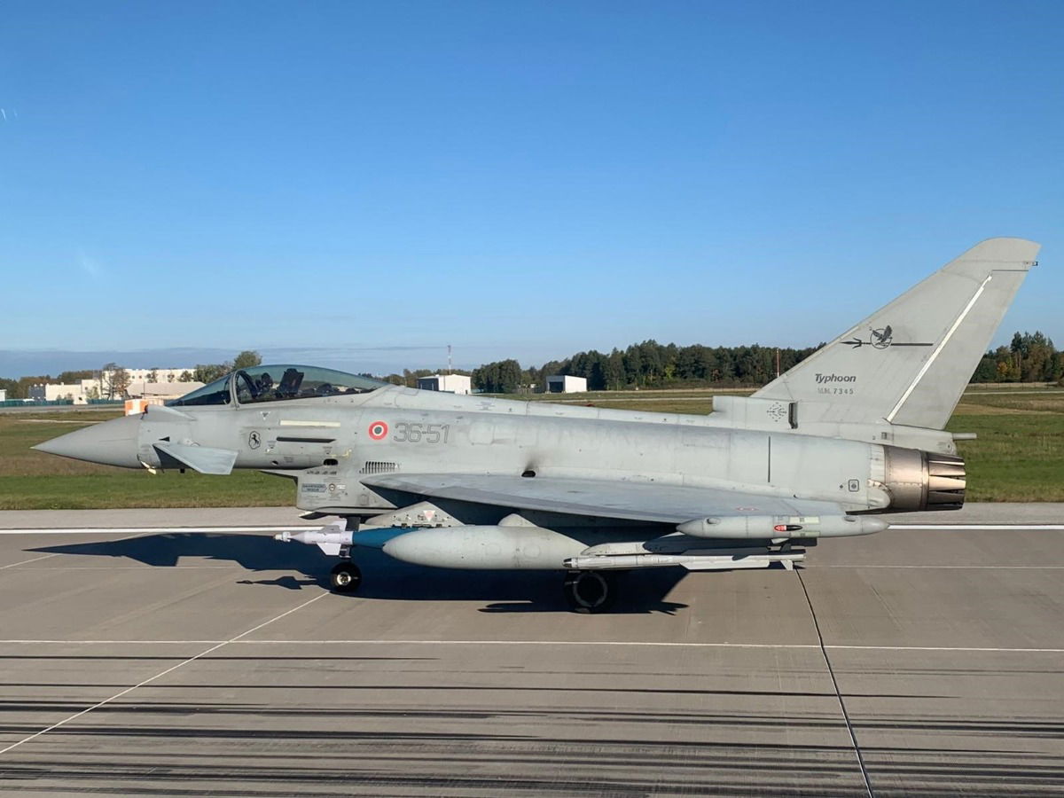 NATO JTACs train with allied fighters in the Baltic